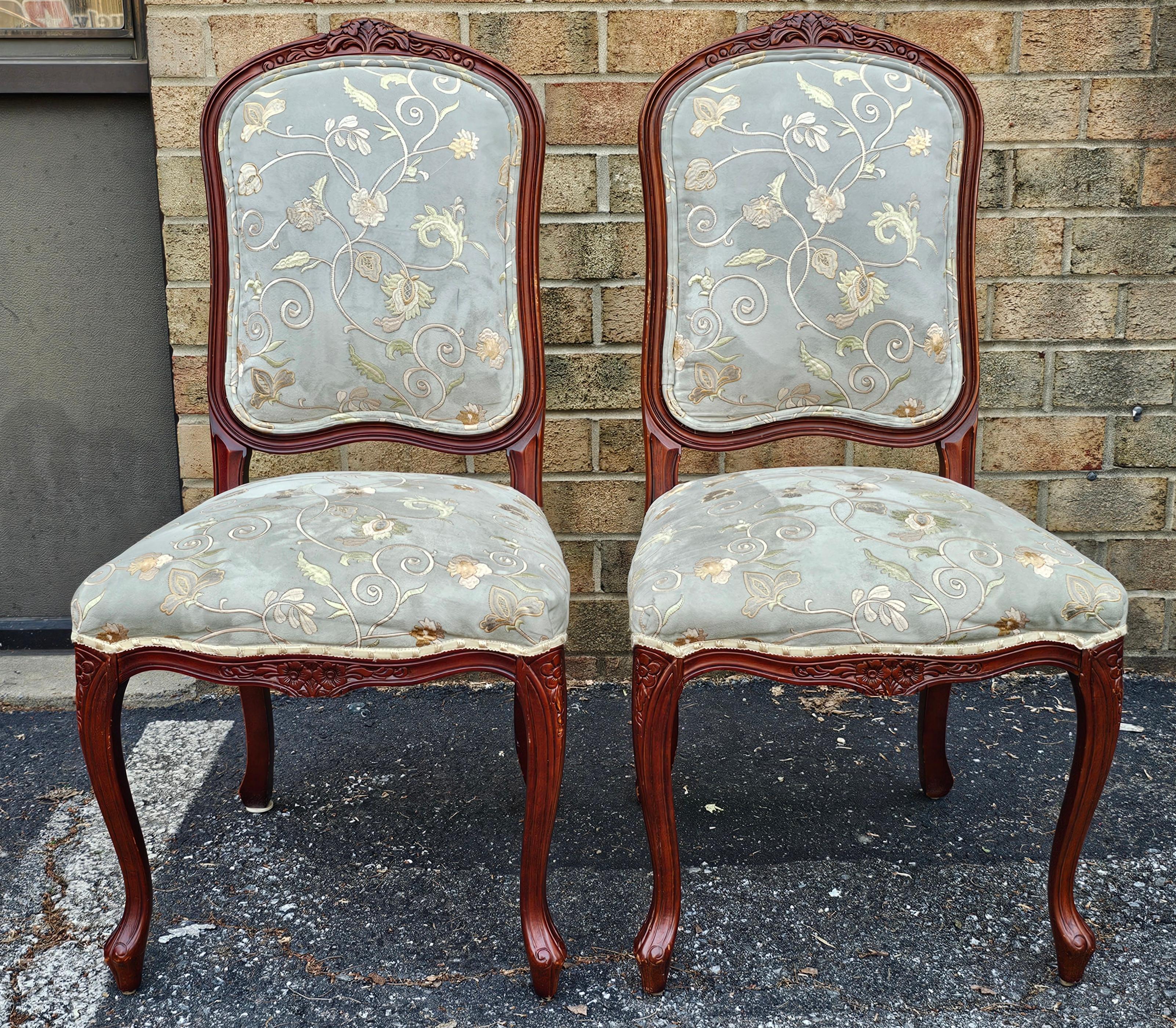 XXI secolo e contemporaneo Set di quattro tappezzerie provinciali in legno di frutta e Ultrasuede ricamato  Sedie laterali in vendita