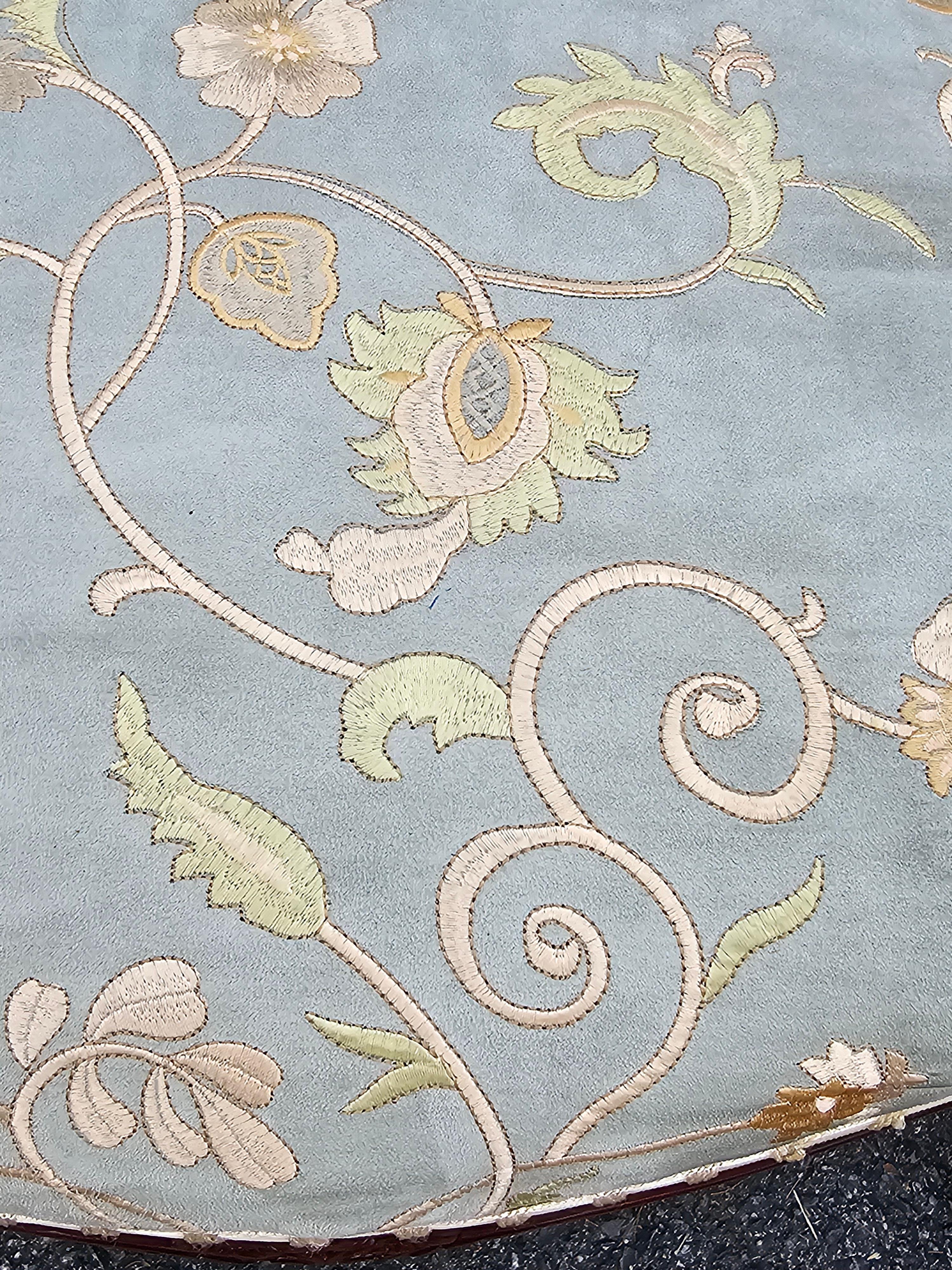 Tappezzeria Set di quattro tappezzerie provinciali in legno di frutta e Ultrasuede ricamato  Sedie laterali in vendita