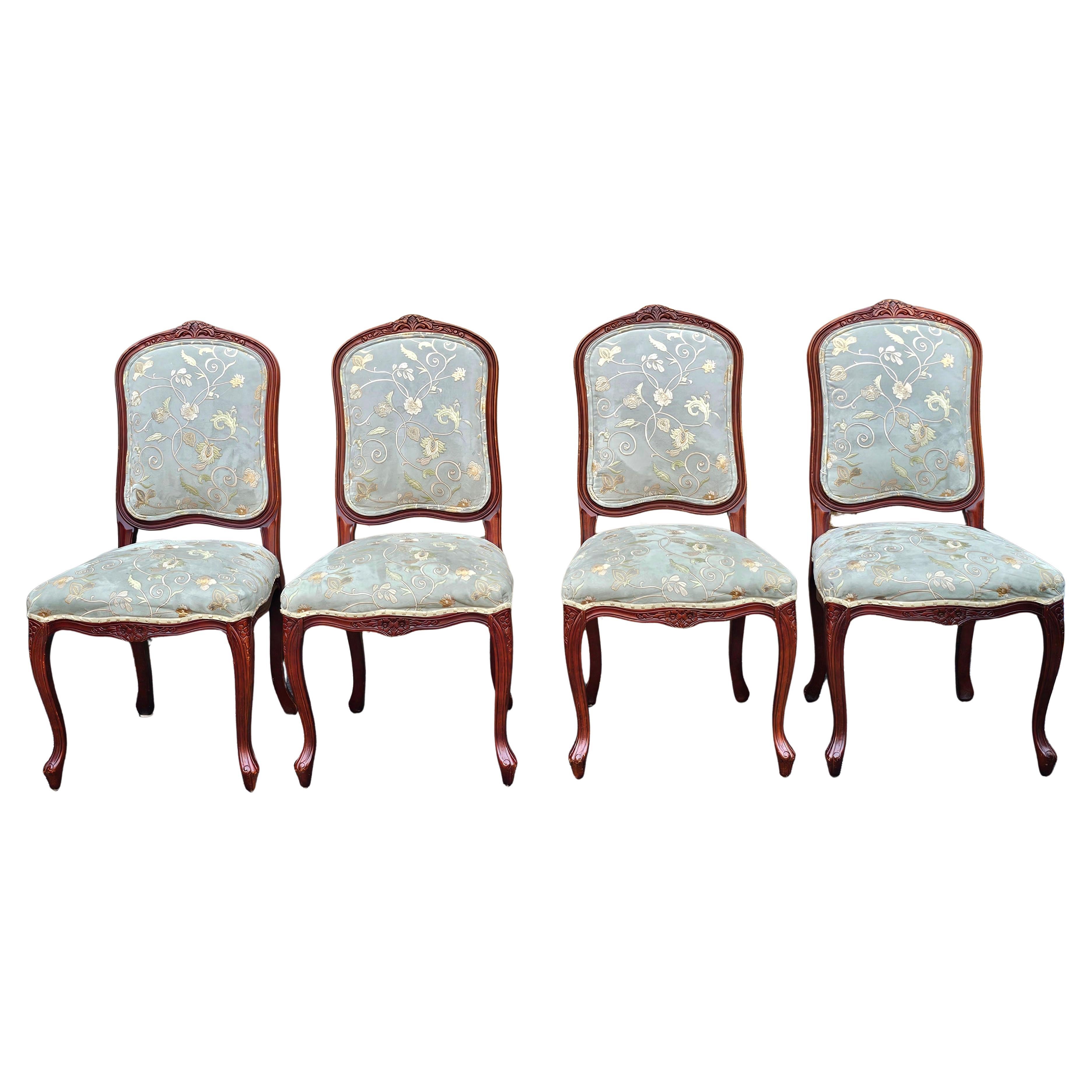 Set di quattro tappezzerie provinciali in legno di frutta e Ultrasuede ricamato  Sedie laterali in vendita