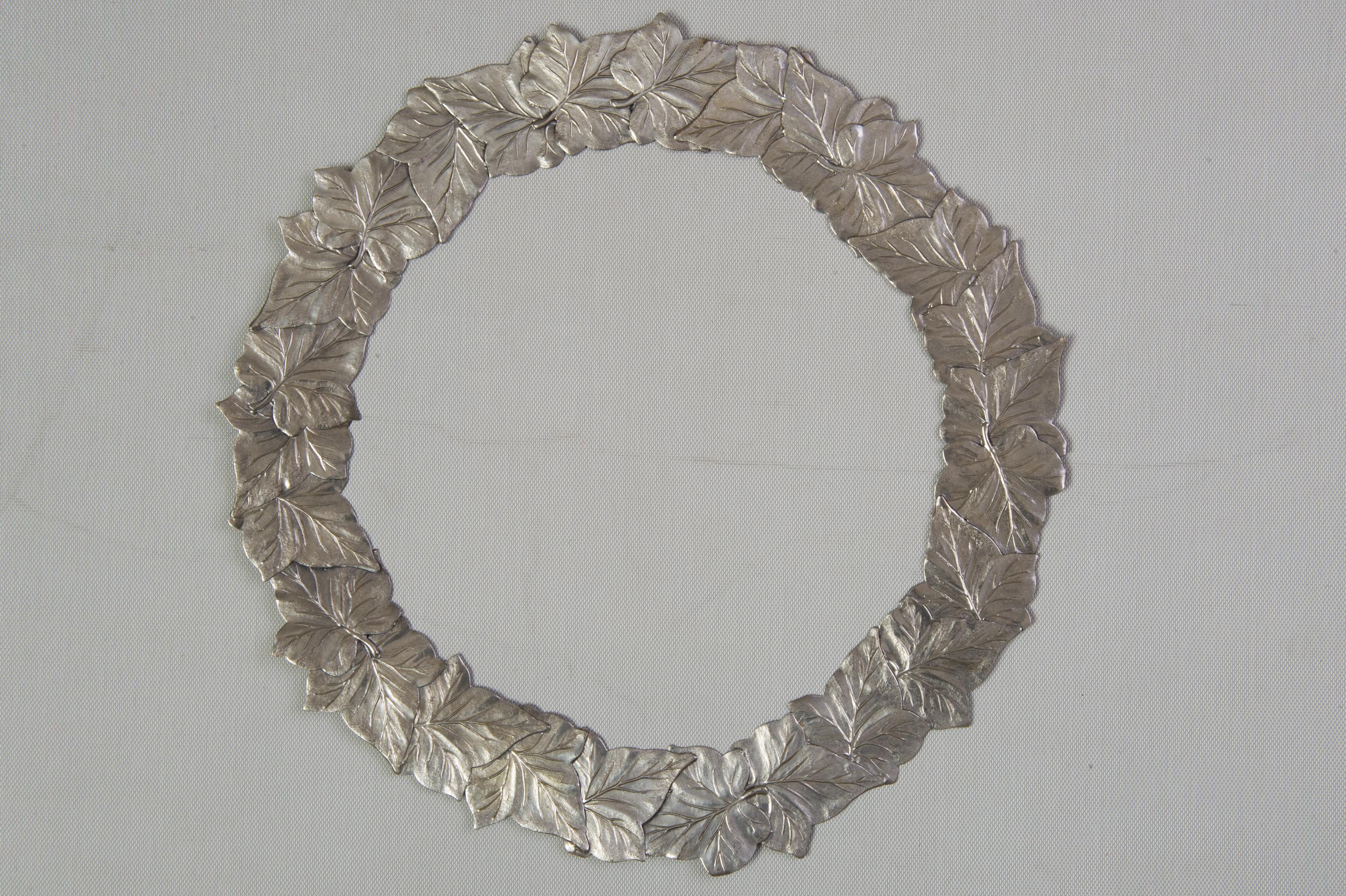 What to put in place of the usual placemats to embellish the table ? Four ivy garlands, but silvered ! to illuminate the table and make it more precious. Invented by an Italian.

ref. O/1790 -

 