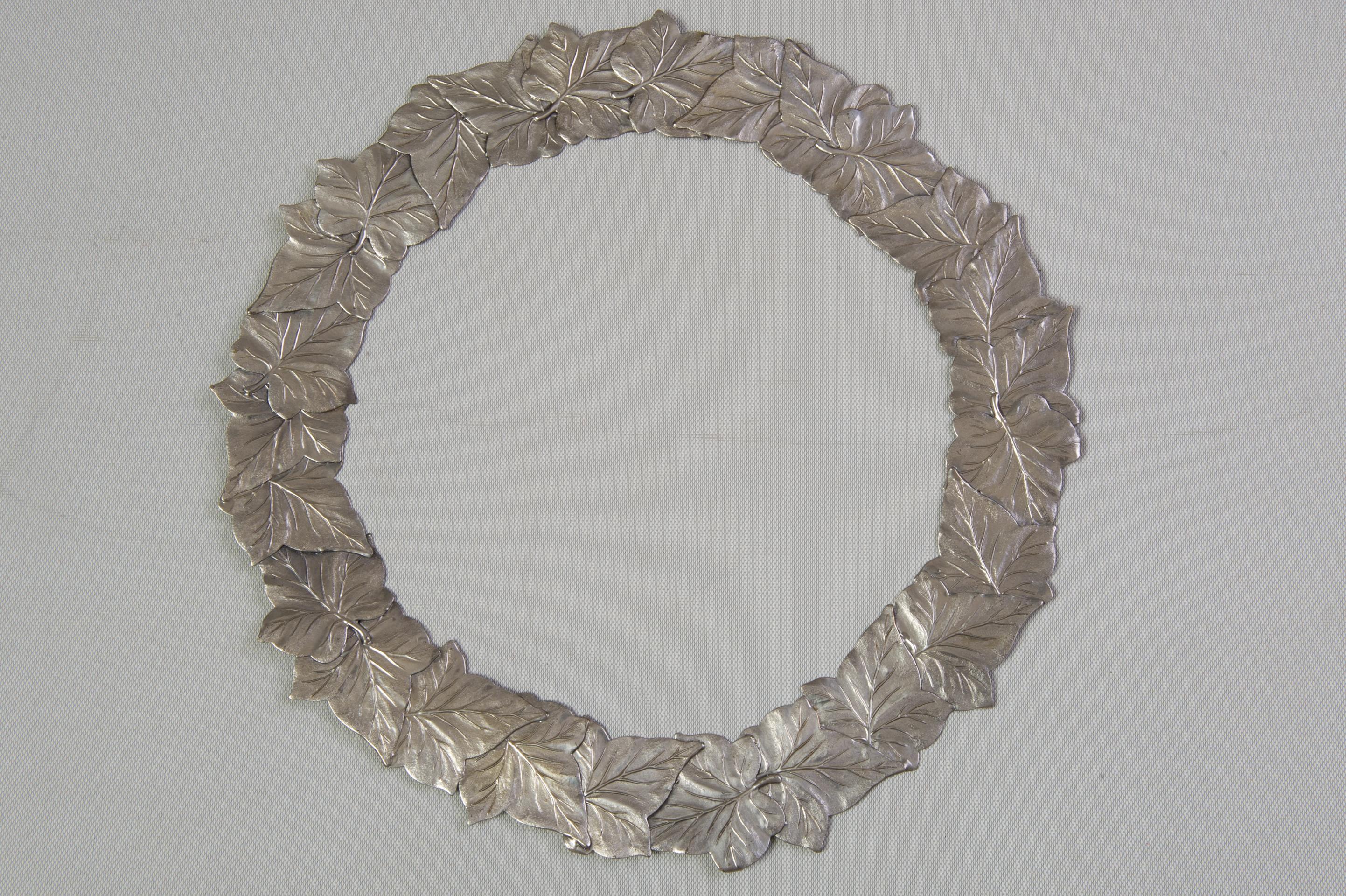 Italiano Set di quattro piatti girevoli placcati in argento a forma di foglie in vendita