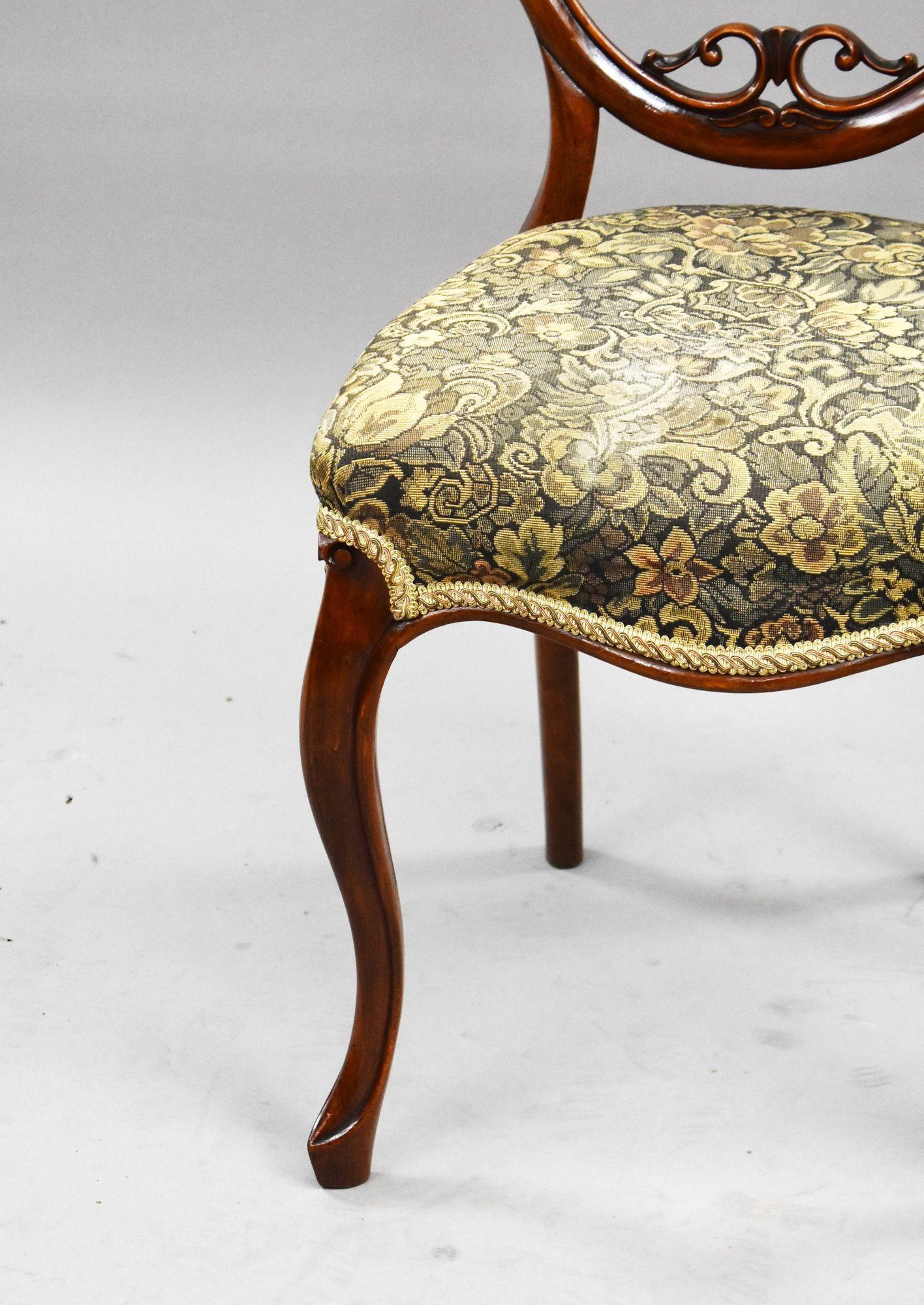 Noce Set di quattro sedie da pranzo vittoriane in noce intagliato in vendita