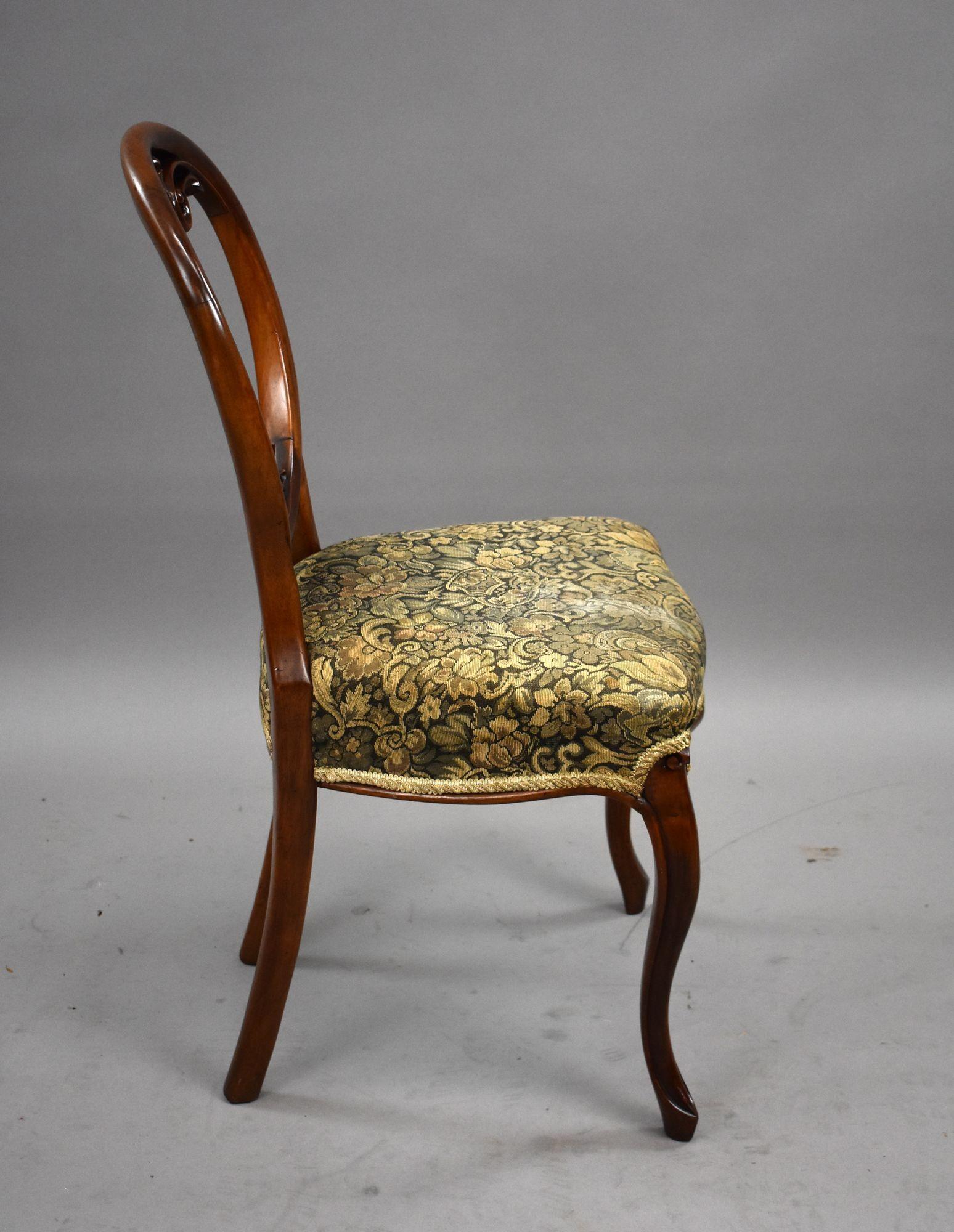 Set di quattro sedie da pranzo vittoriane in noce intagliato in vendita 1