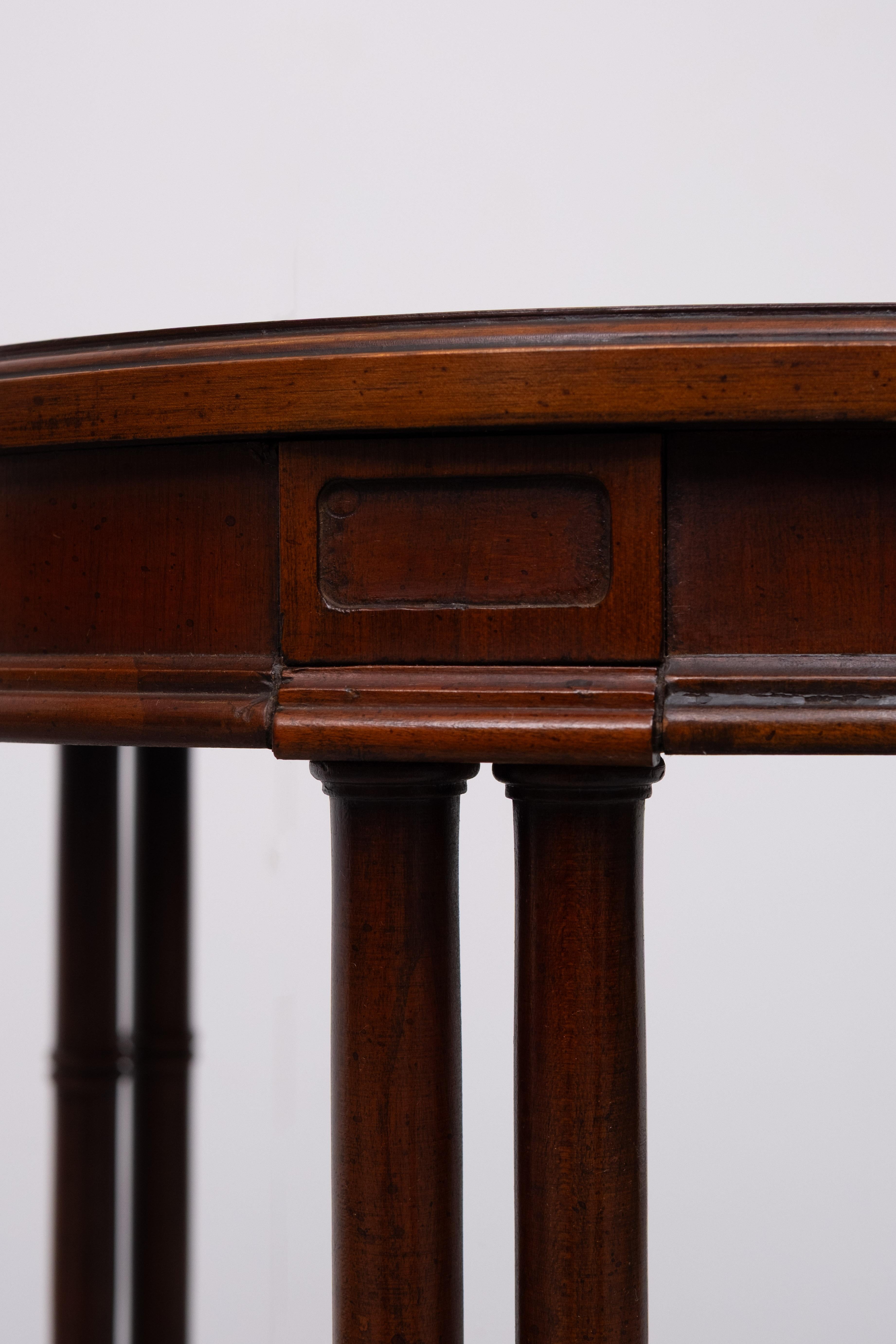 set  Georgian style Oval shaped Side Tables  England In Good Condition For Sale In Den Haag, NL