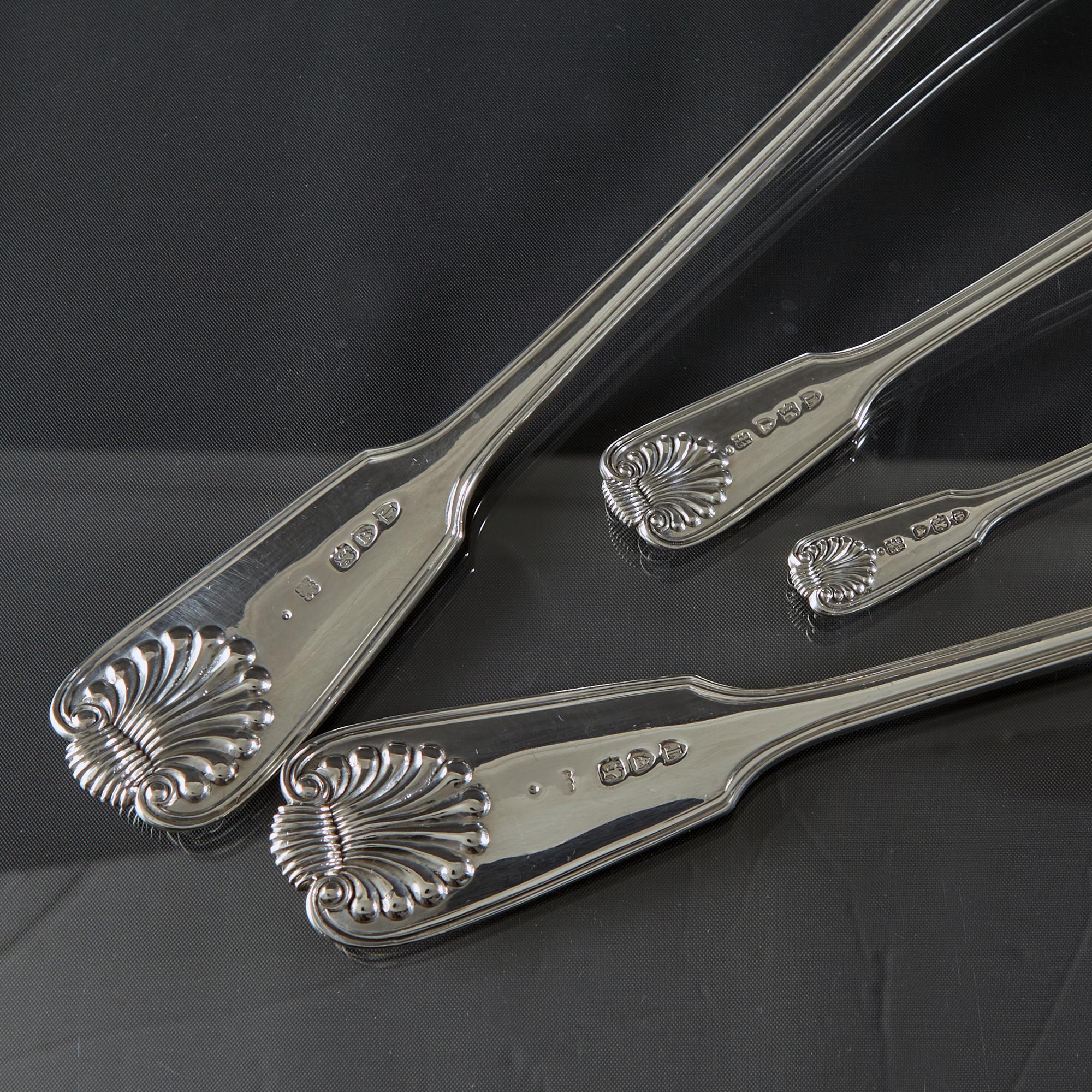 Set hand-forged Fiddle Thread & Shell silver cutlery for 12 For Sale 4