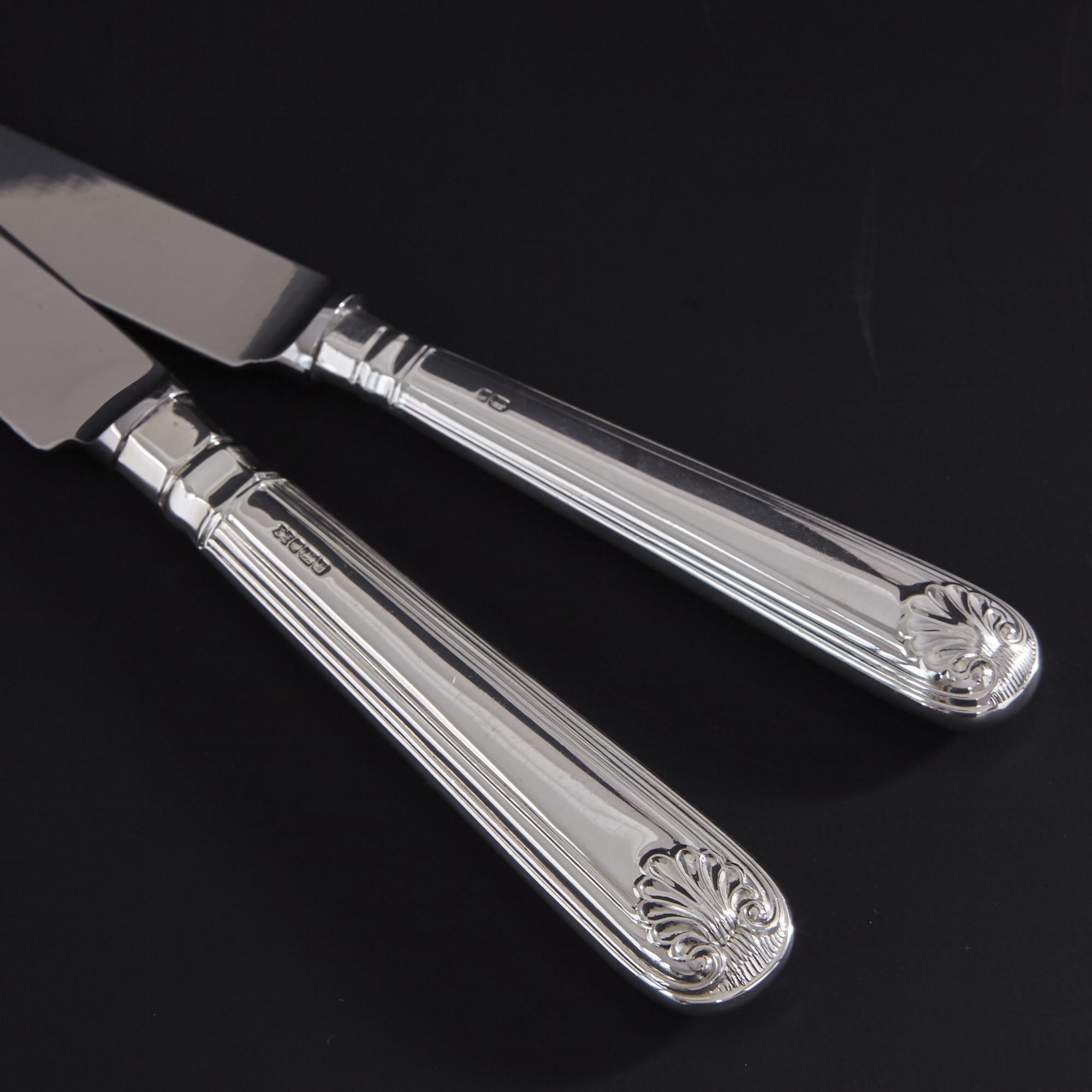 Set hand-forged Fiddle Thread & Shell silver cutlery for 12 In Good Condition For Sale In London, GB