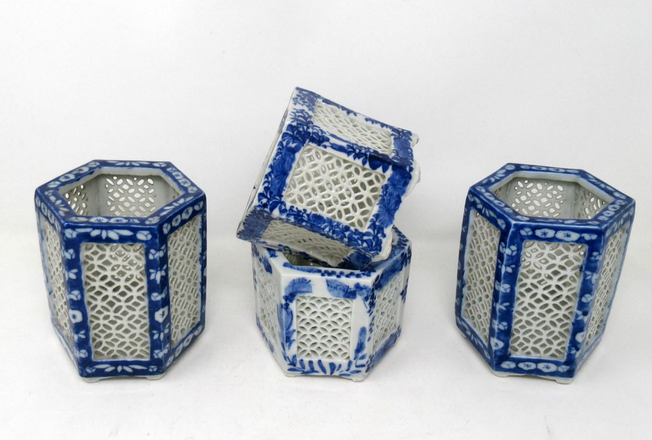 Set Hand Painted Blue White Japan Chinese Reticulated Hexagonal Porcelain Vases In Good Condition In Dublin, Ireland