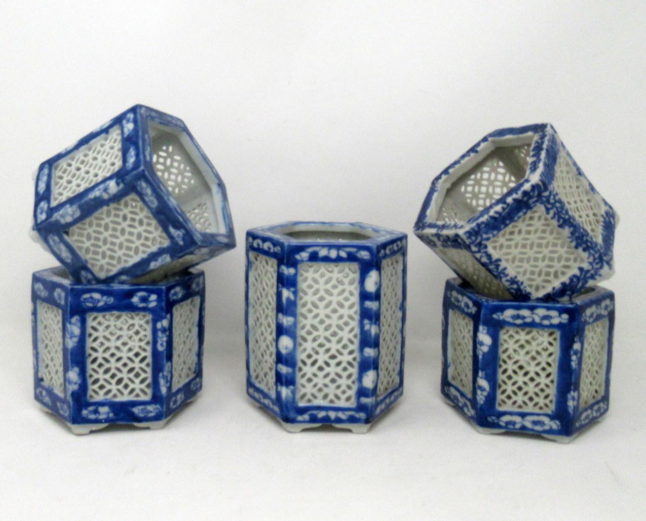 Set Hand Painted Blue White Japane Chinese Reticulated Hexagonal Porcelain Vases In Good Condition In Dublin, Ireland