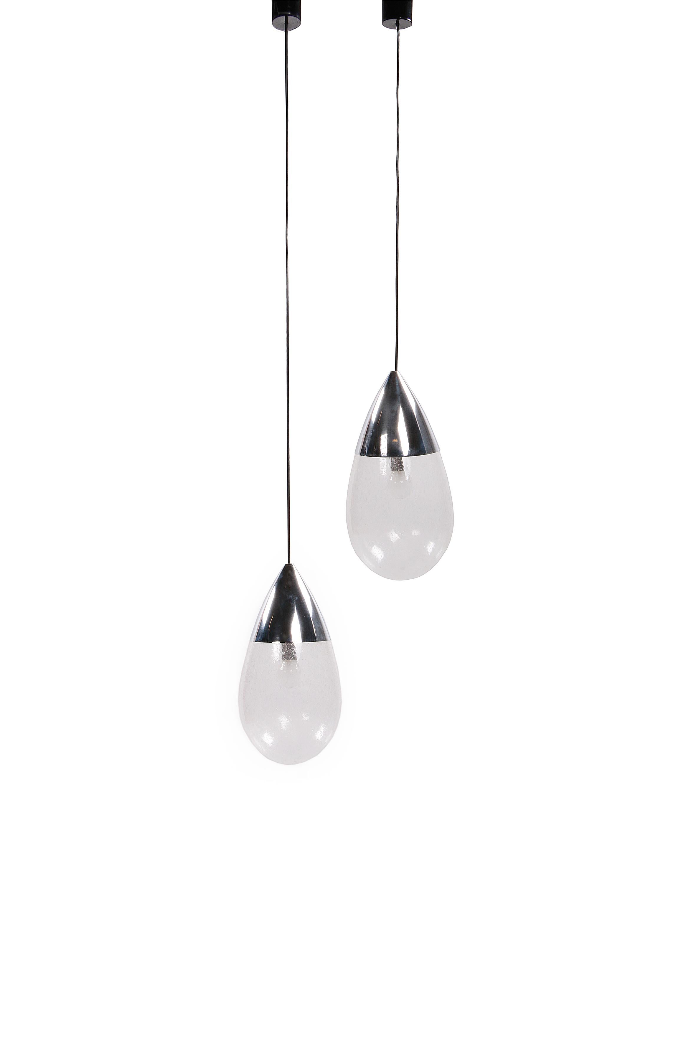 Ensemble de lampes à suspension de Glashutte Limburg Model Drop, 1970 Allemagne.


Cette lampe suspendue super tendance est faite de verre et de chrome.

Il s'agit d'un magnifique ensemble de deux belles lampes à suspension. La sphère est faite