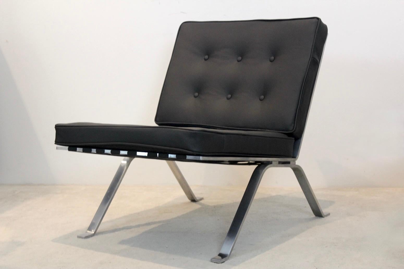 Une paire de fauteuils de salon très confortables avec une lourde base en acier inoxydable et des coussins en cuir tufté, conçus par Hans Eichenberger pour Girsberger et fabriqués en Suisse à la fin des années 60. Les chaises ont été conçues en