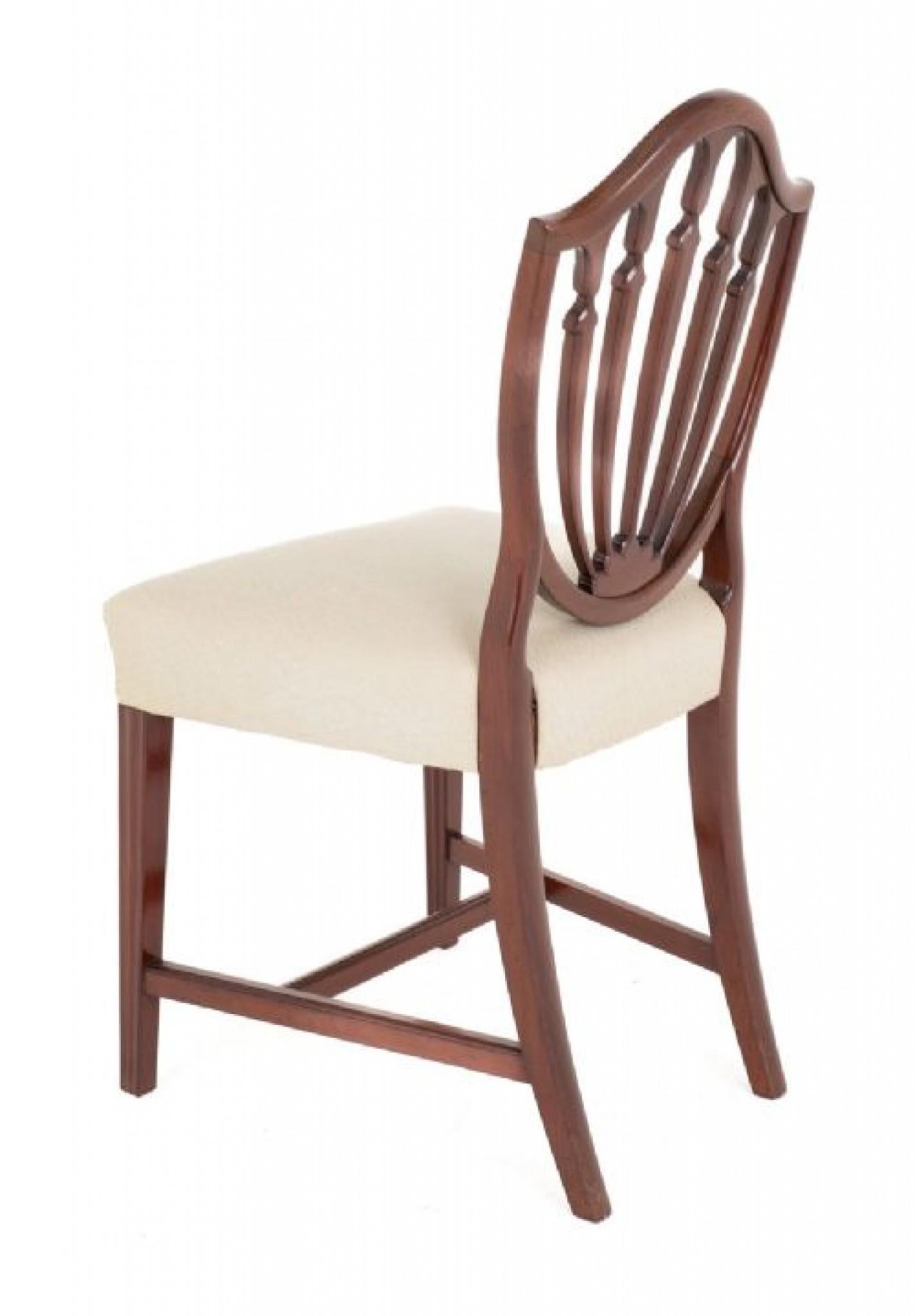 Set di 6 sedie da pranzo Hepplewhite Revival in mogano. 
Circa 1880
Queste sedie di qualità sono sollevate su gambe affusolate con un telaio ad 