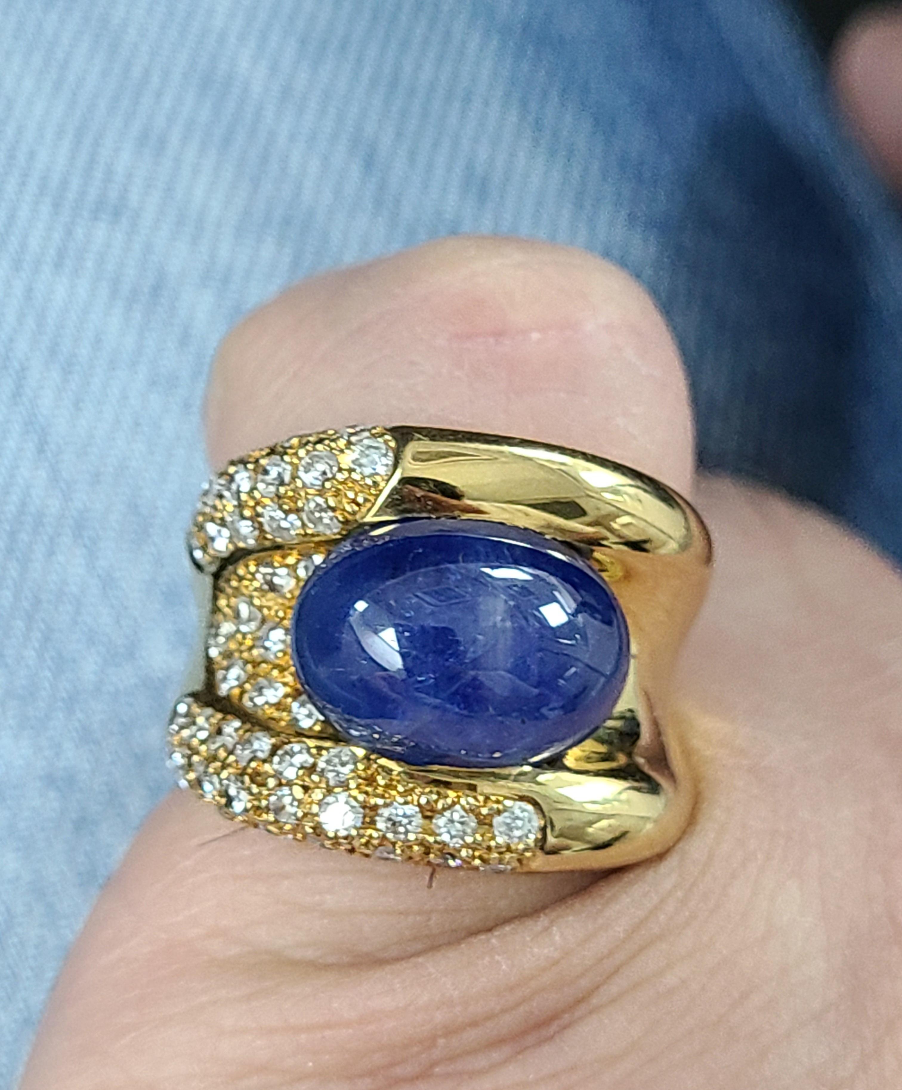 18 Karat Gold 11.16 Carat Blue Sapphire Cabochon Ring In New Condition In Hong Kong, HK