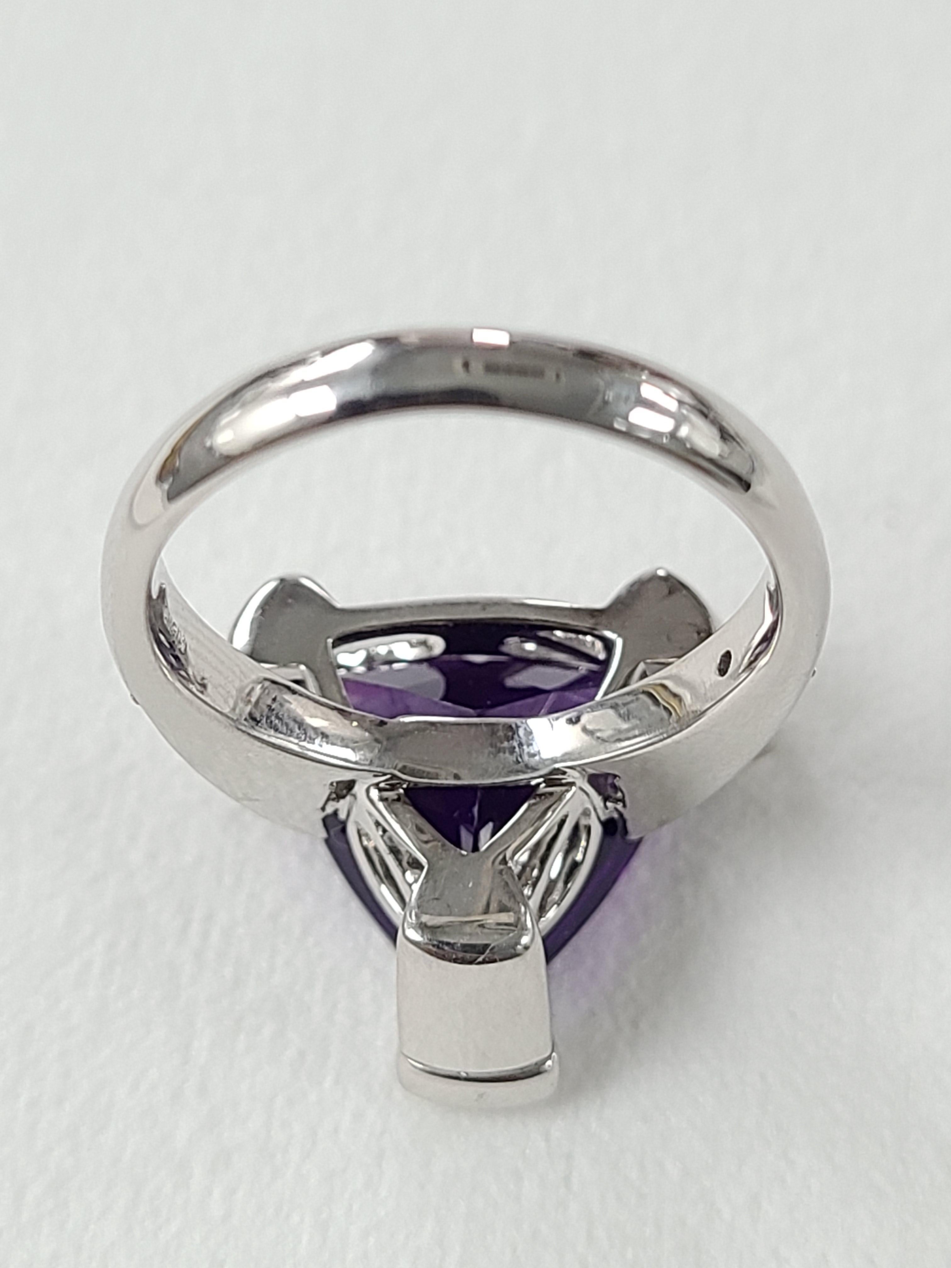 18 Karat Gold Amethyst Ring with Diamonds For Sale 5