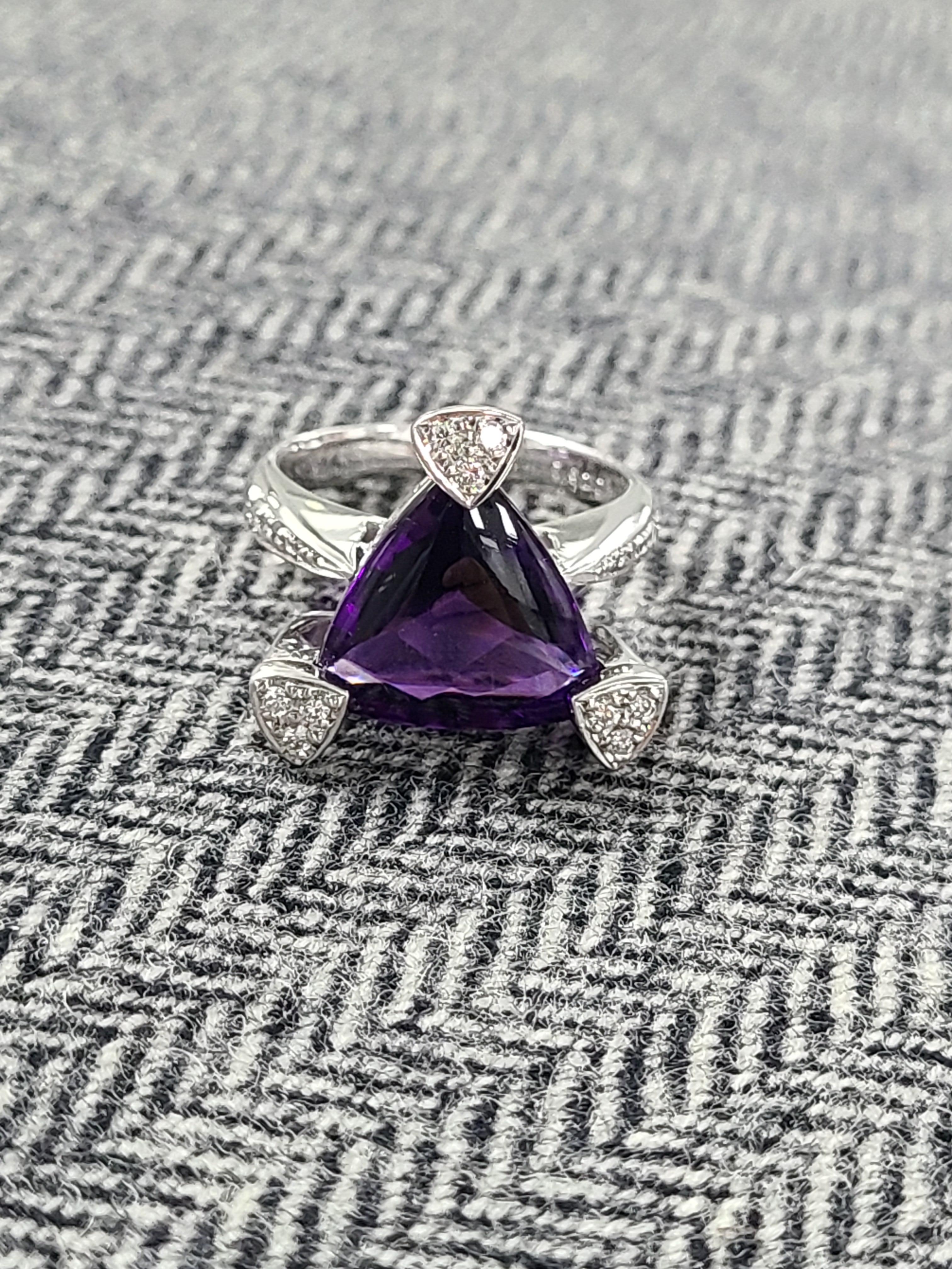 18 Karat Gold Amethyst Ring with Diamonds For Sale 6