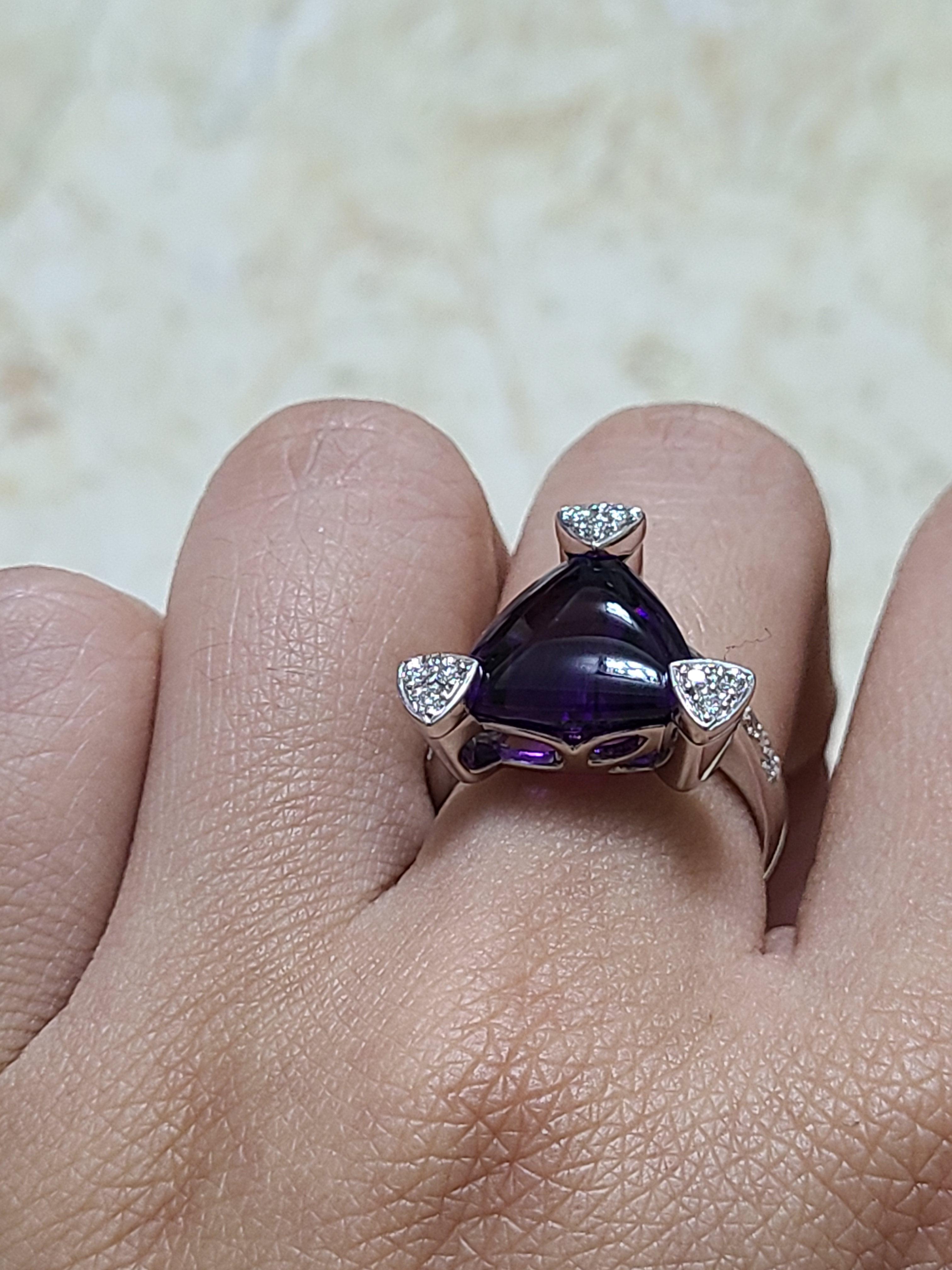 18 Karat Gold Amethyst Ring with Diamonds In New Condition For Sale In Hong Kong, HK