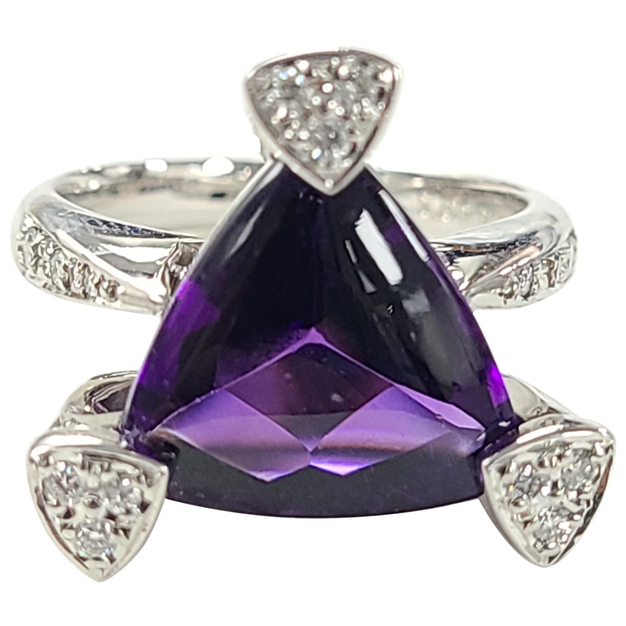 18 Karat Gold Amethyst Ring with Diamonds For Sale