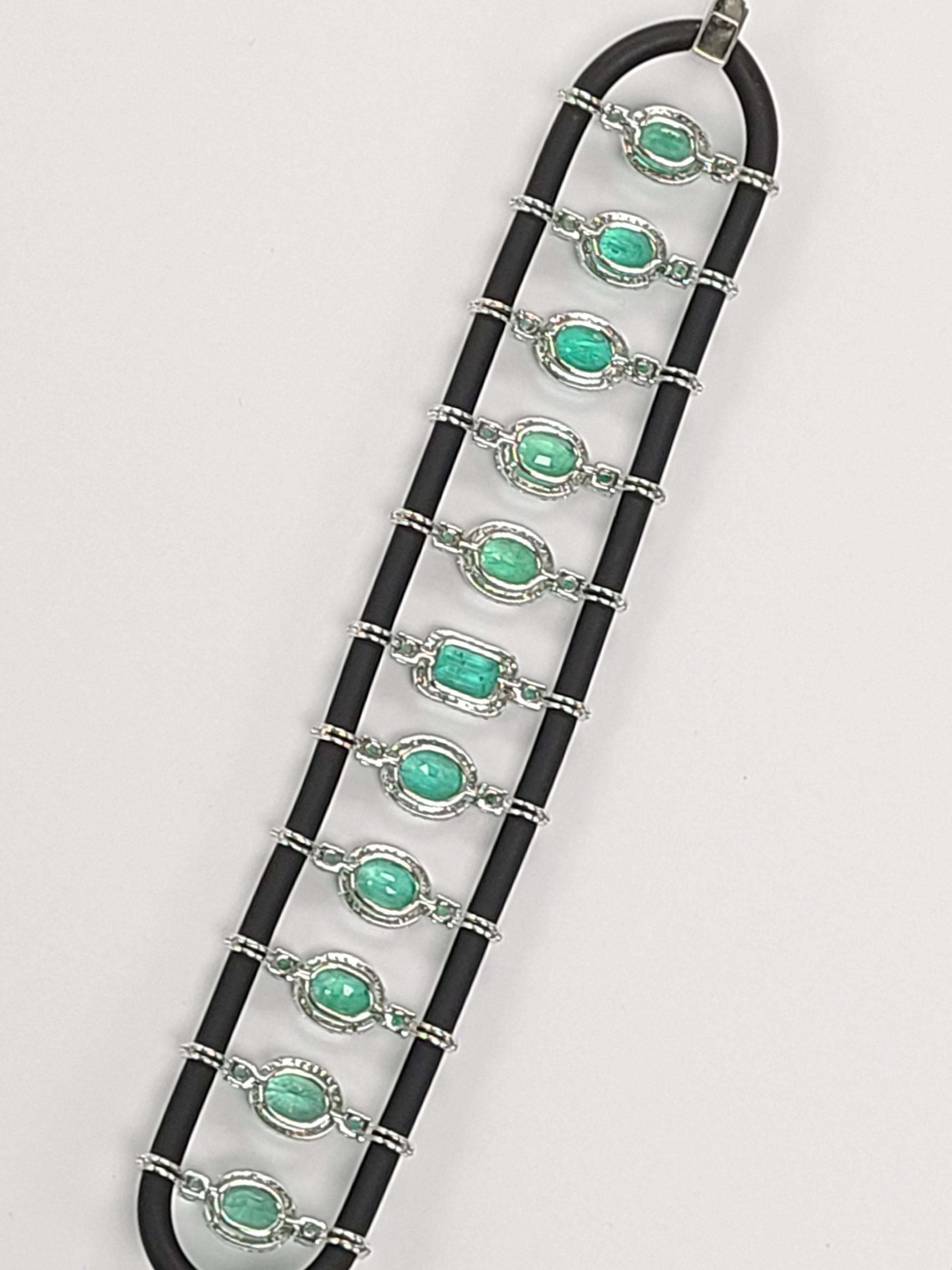 18 Karat Gold Chord Emerald Bracelet with Diamonds In New Condition In Hong Kong, HK