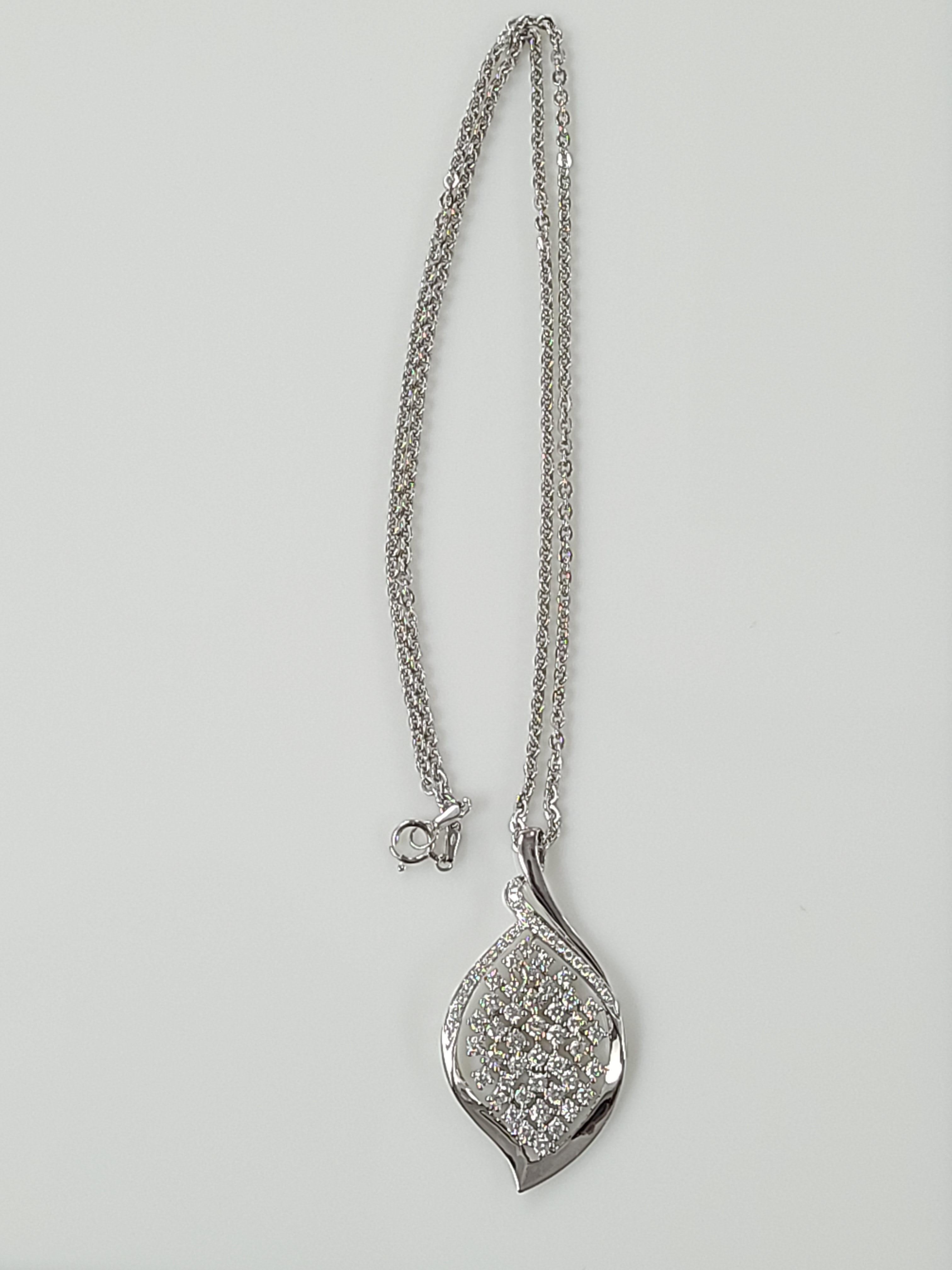 Un bellissimo ed elegante pendente in oro bianco 18 carati con diamanti. Il peso del diamante è di 2,66 carati. Il ciondolo con la catena più lunga misura 30 cm ed è facilmente regolabile con un semplice meccanismo a sfera. Dimensioni del ciondolo