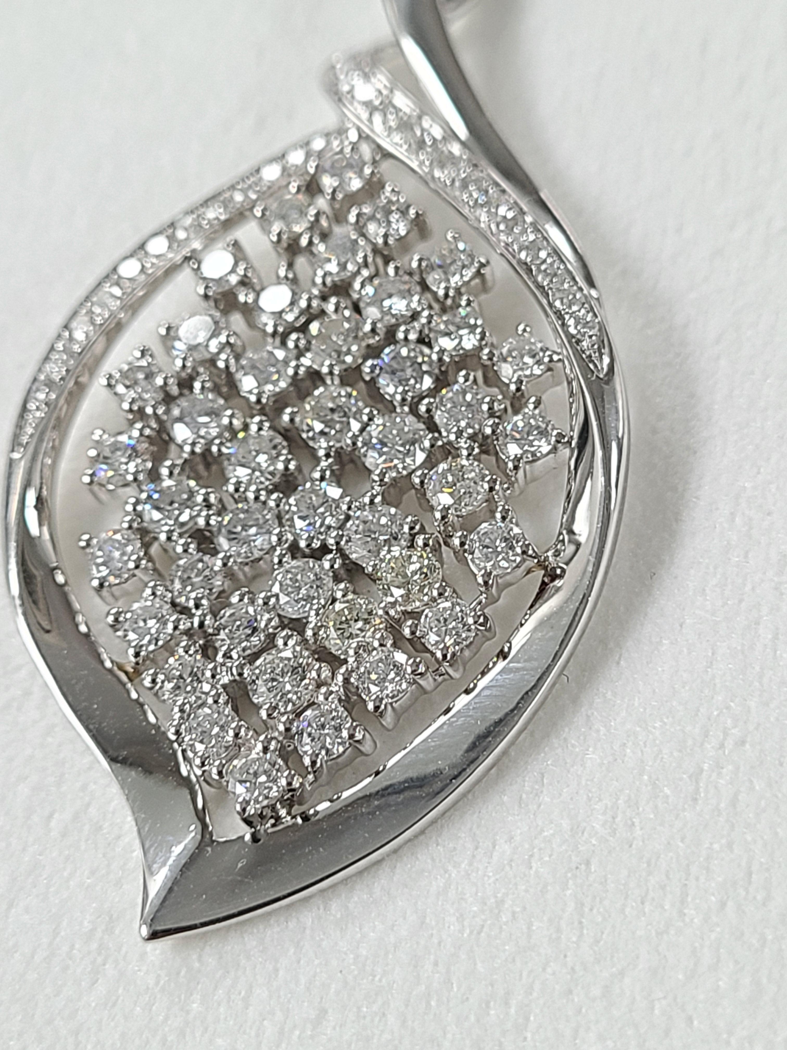 Taglio rotondo Ciondolo con diamante in oro bianco 18 carati in vendita
