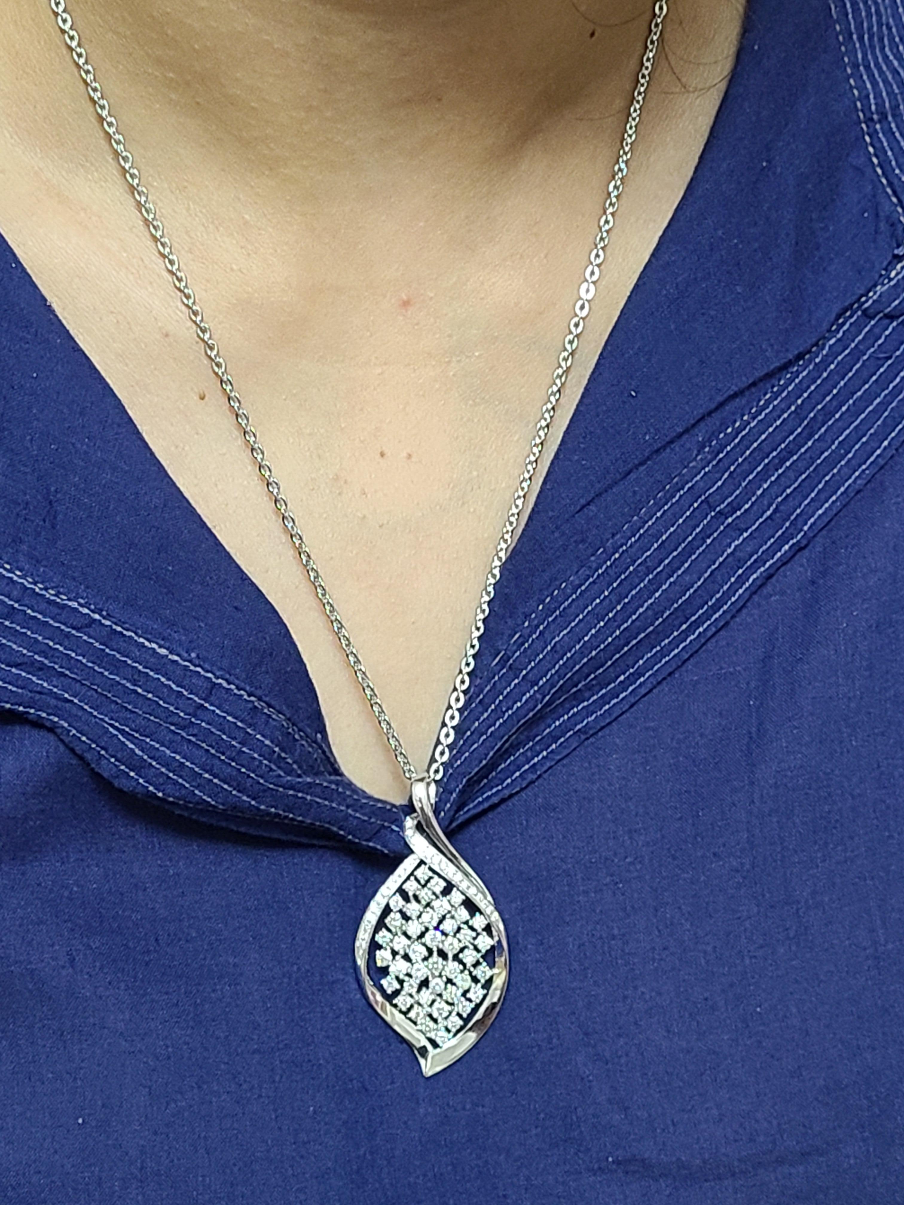 Donna Ciondolo con diamante in oro bianco 18 carati in vendita