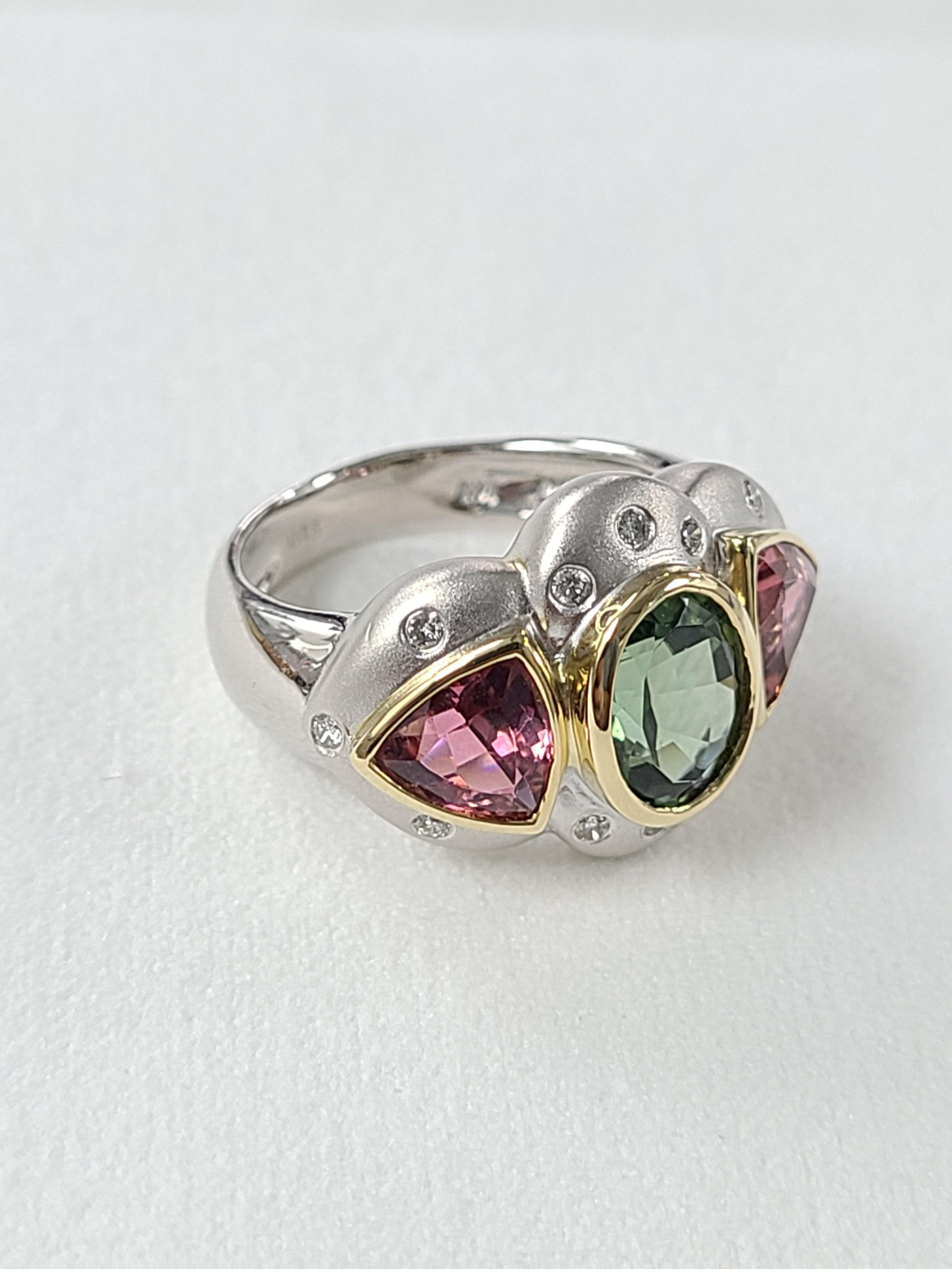 Un anello bellissimo ed elegante con tormalina naturale e diamanti incastonati in oro 18 carati con una splendida finitura opaca. Il peso lordo dell'anello è di 10,9 grammi e il peso del diamante è di 0,15 carati. Dimensioni dell'anello in cm 1,2 x