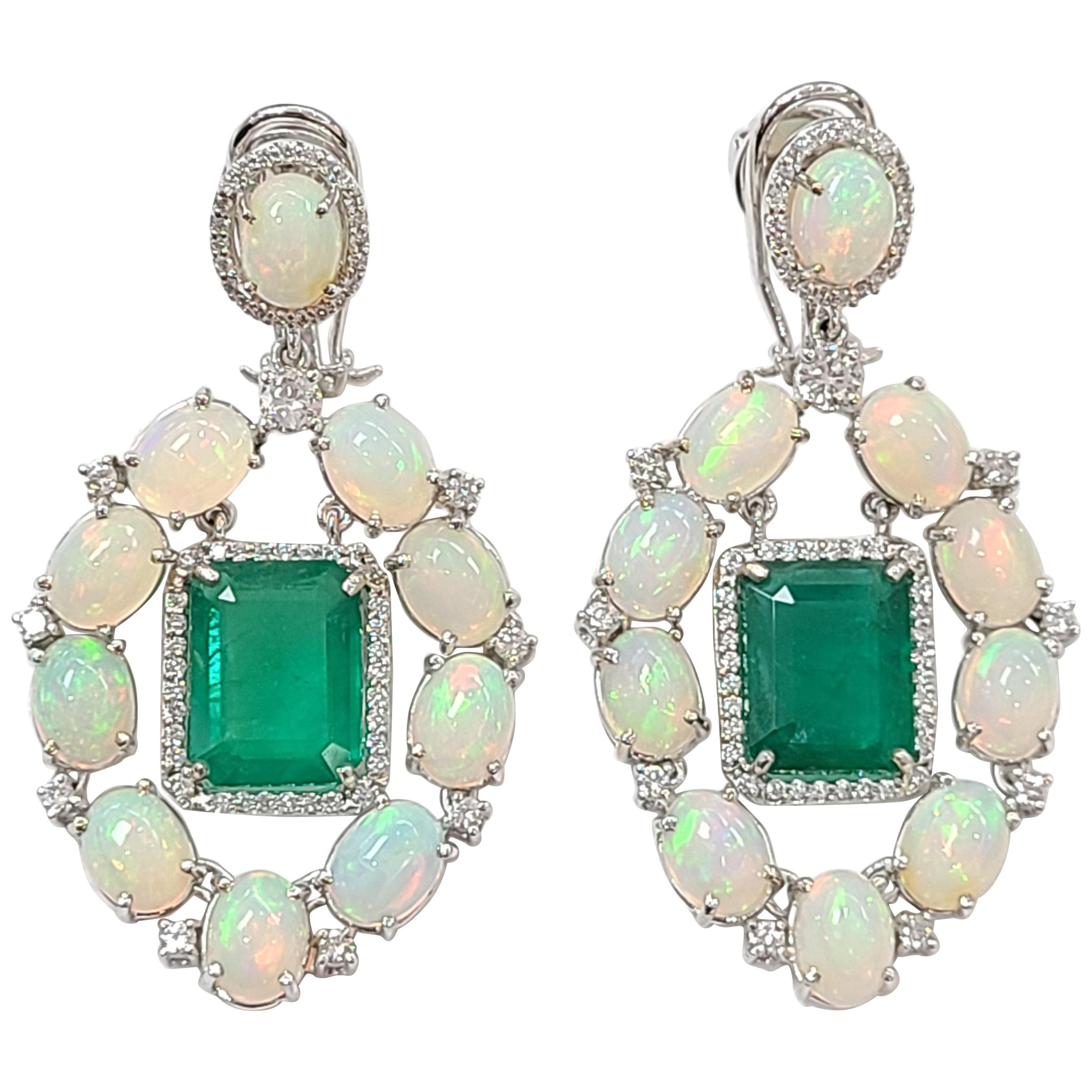 Boucles d'oreilles en or 18 carats, émeraudes naturelles et opale avec diamants