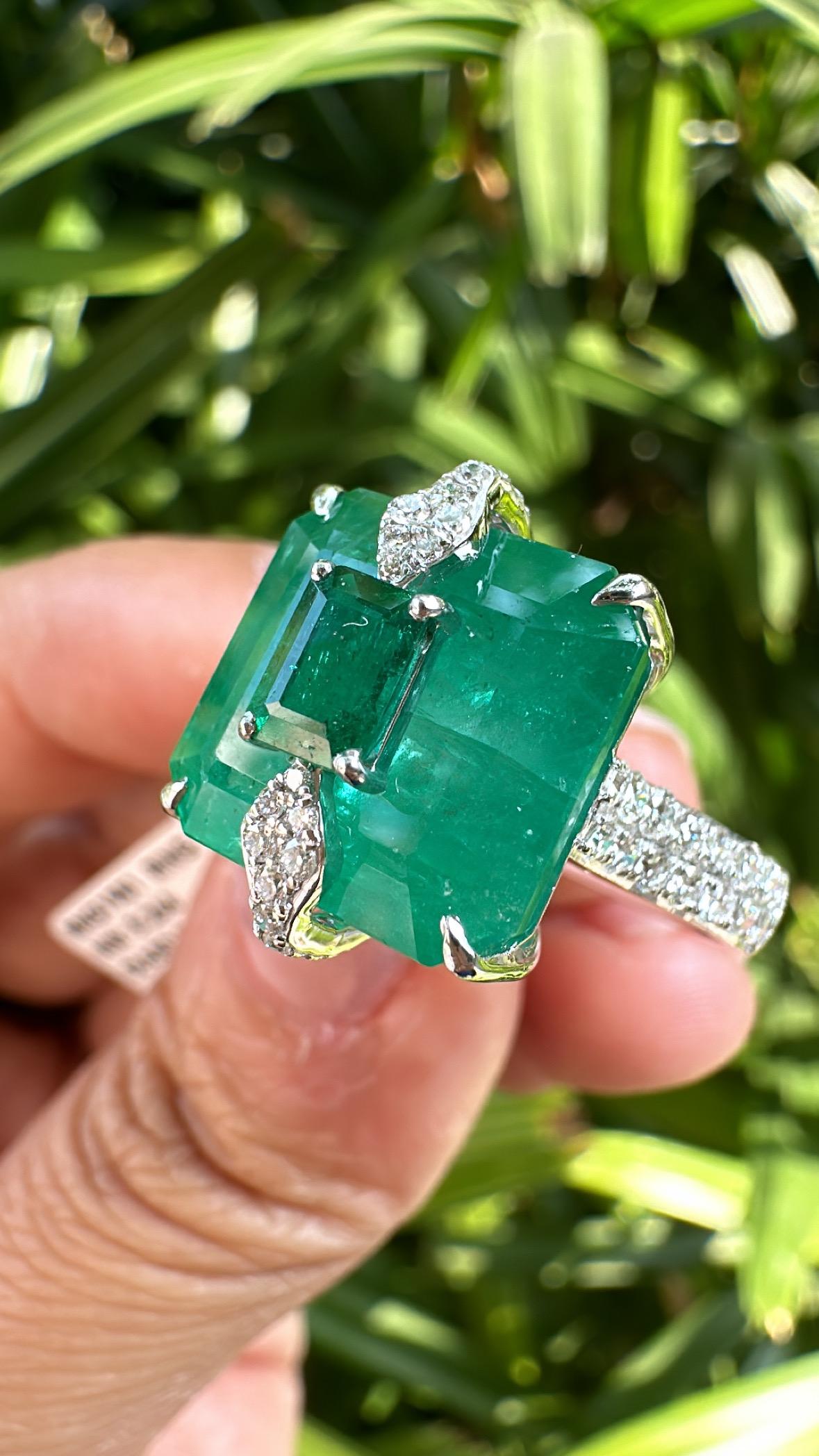 Set in 18K, 11.56 carats, natural Zambian Emeralds & Diamonds Engagement Ring For Sale 4