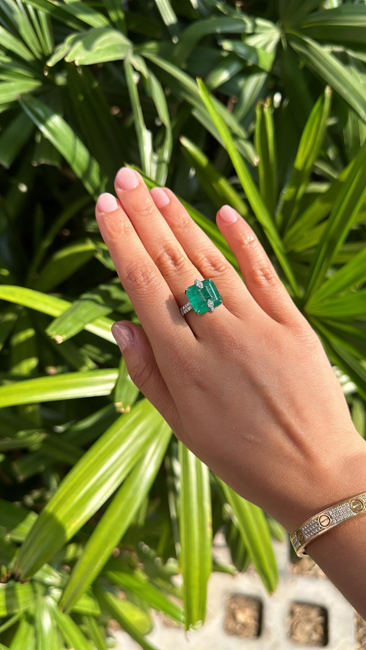 Set in 18K, 11.56 carats, natural Zambian Emeralds & Diamonds Engagement Ring For Sale 5