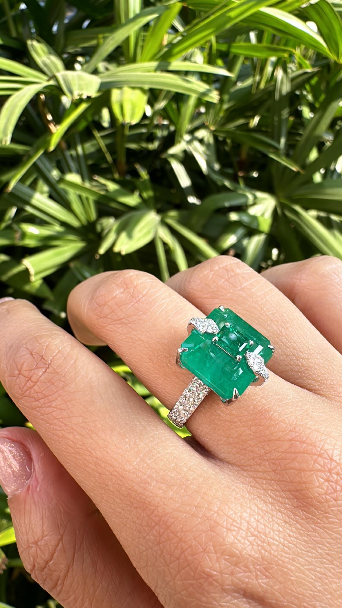 Set in 18K, 11.56 carats, natural Zambian Emeralds & Diamonds Engagement Ring For Sale 6