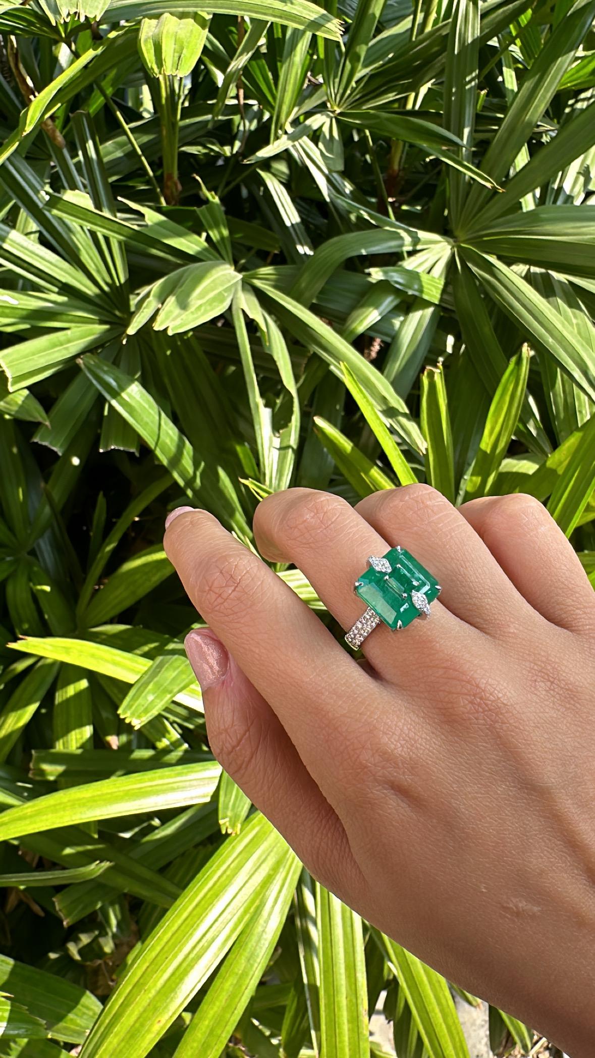 Set in 18K, 11.56 carats, natural Zambian Emeralds & Diamonds Engagement Ring For Sale 7
