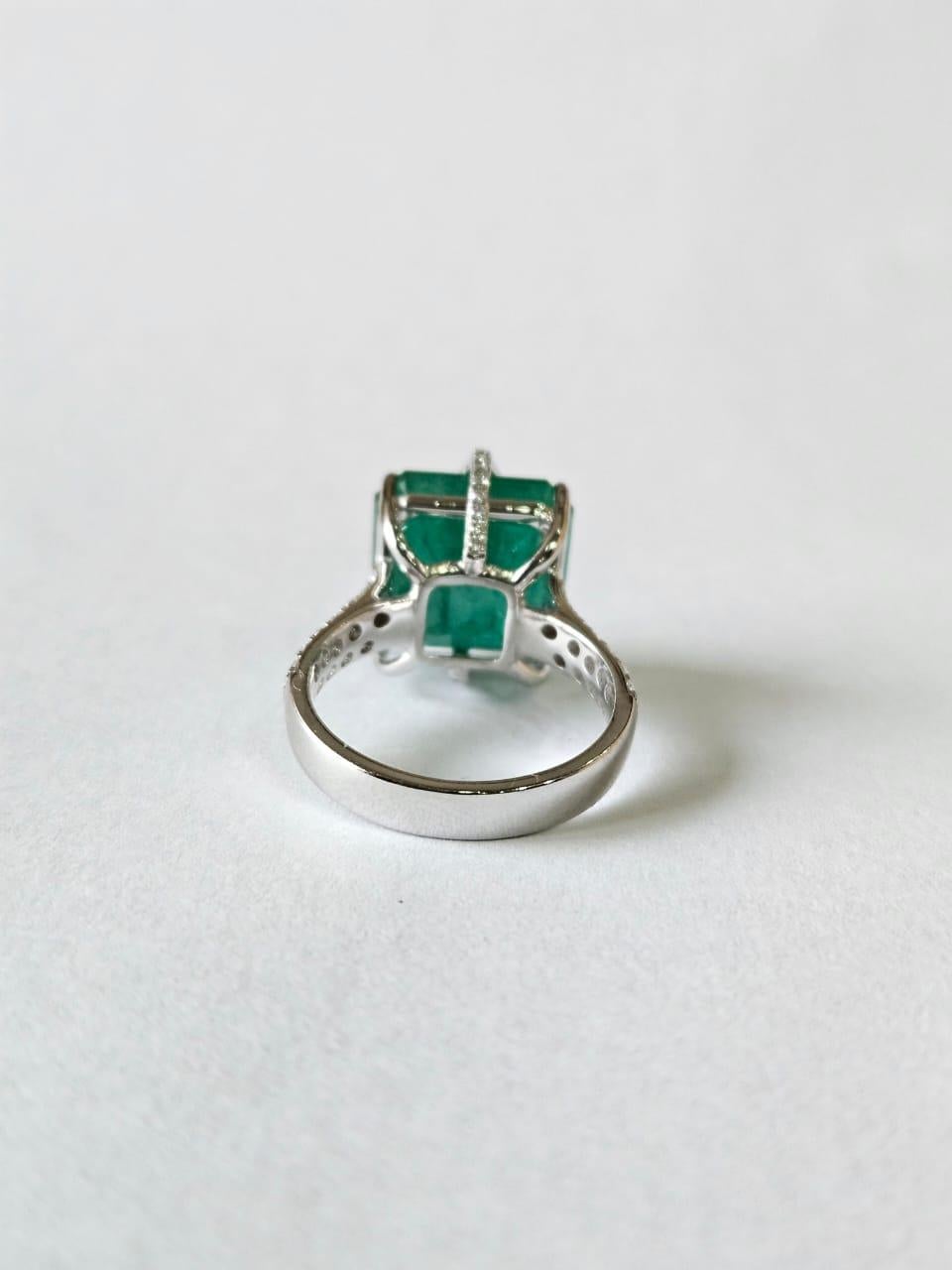 Modern Set in 18K, 11.56 carats, natural Zambian Emeralds & Diamonds Engagement Ring For Sale