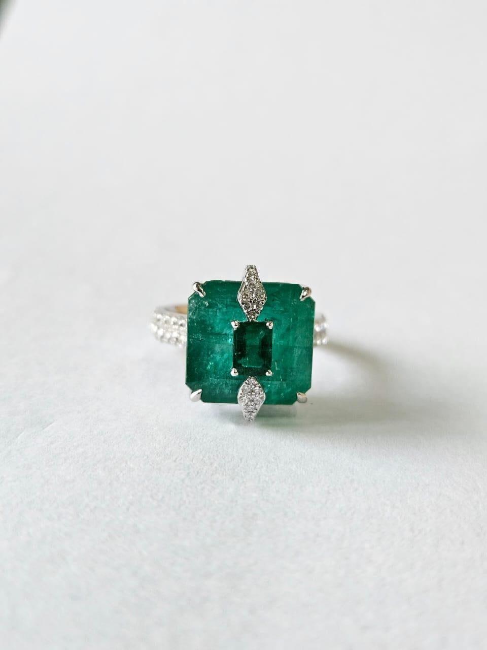 Set in 18K, 11.56 carats, natural Zambian Emeralds & Diamonds Engagement Ring In New Condition For Sale In Hong Kong, HK