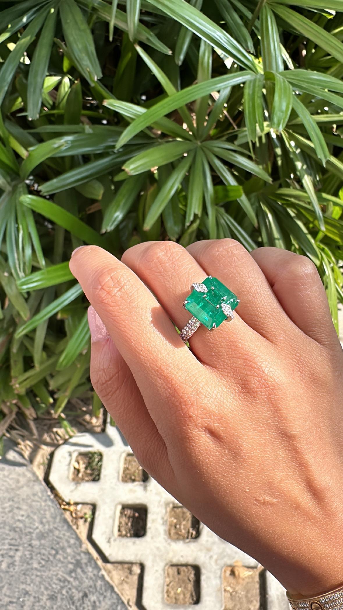 Women's or Men's Set in 18K, 11.56 carats, natural Zambian Emeralds & Diamonds Engagement Ring For Sale