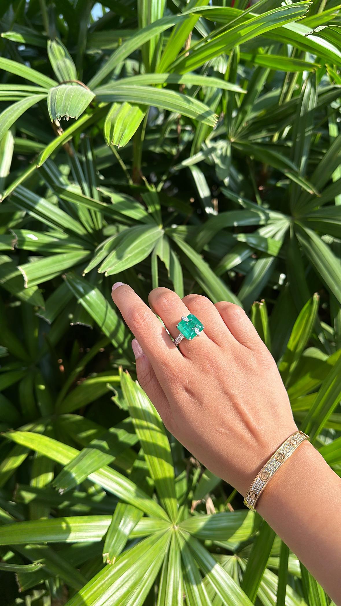 Set in 18K, 11.56 carats, natural Zambian Emeralds & Diamonds Engagement Ring For Sale 1