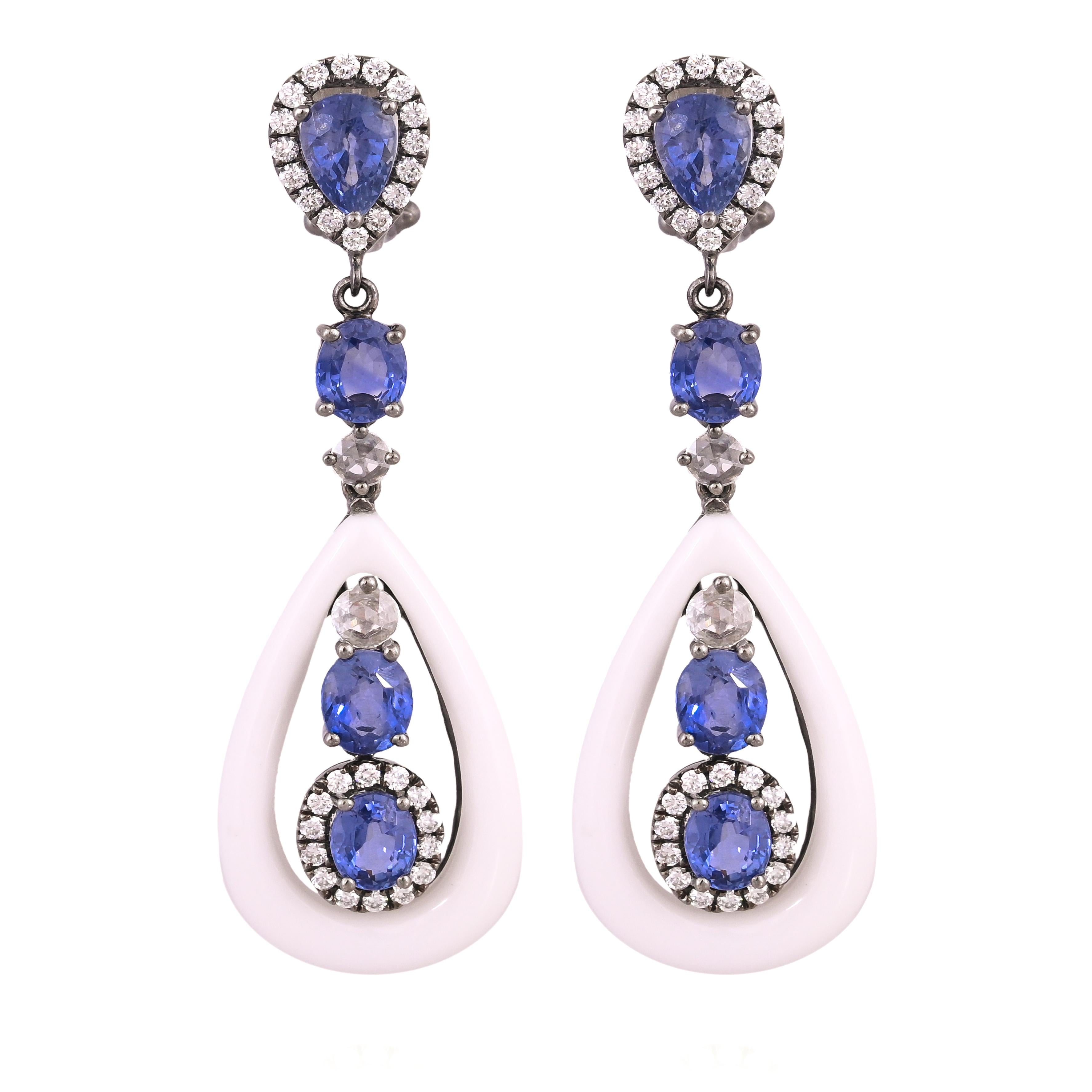 Eine sehr schöne und schöne, modernen Stil, blaue Saphire & Onyx Dangle Ohrringe in 18K Schwarzgold & natürliche Diamanten gesetzt. Das Gewicht der blauen Saphire beträgt 4.13 Karat. Die blauen Saphire stammen aus Ceylon (Sri Lanka). Das Gewicht des