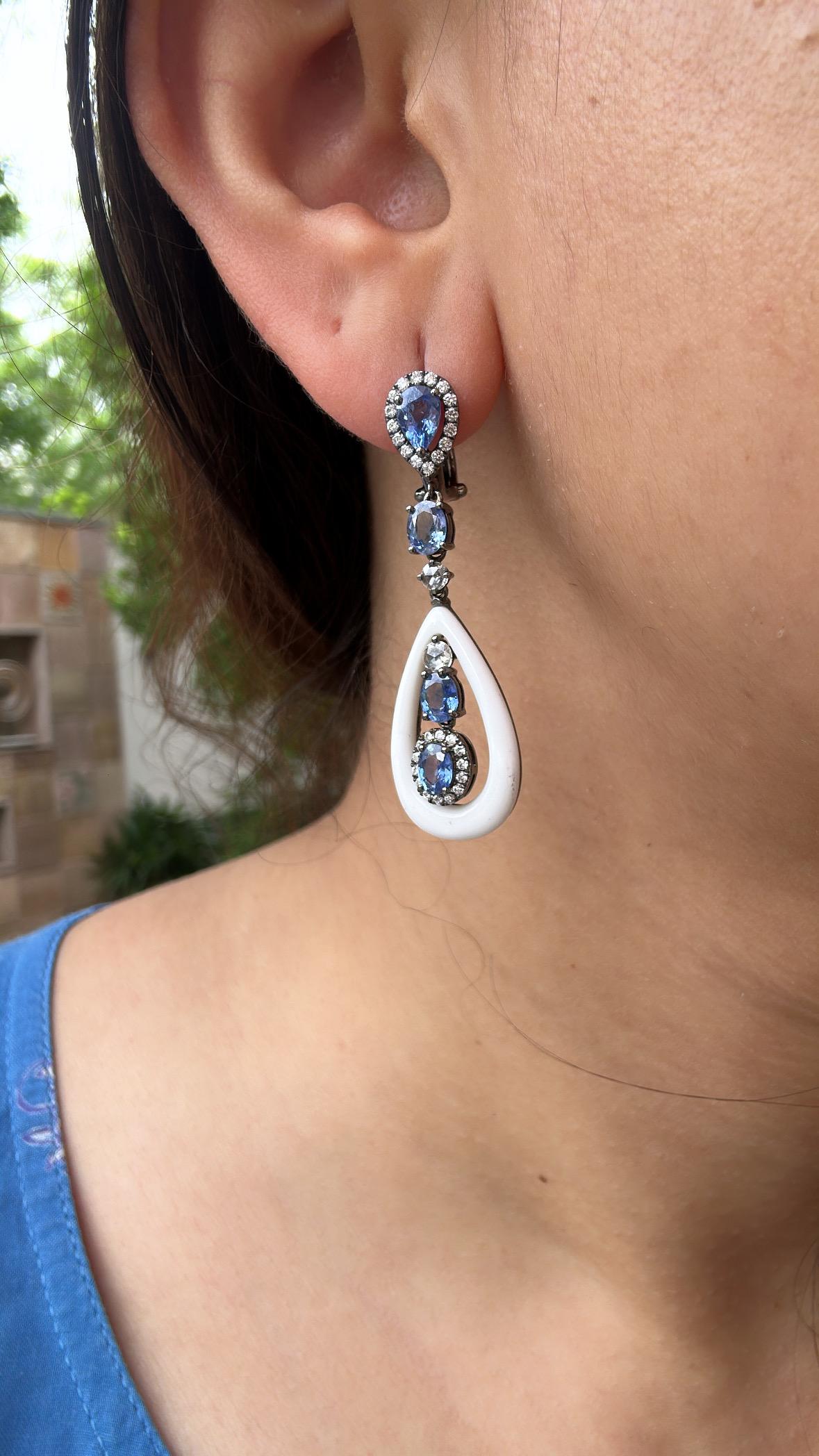 Ohrringe aus 18 Karat Schwarzgold, blaue Ceylon-Saphire, Onyx und Diamanten als Anhänger (Ovalschliff) im Angebot
