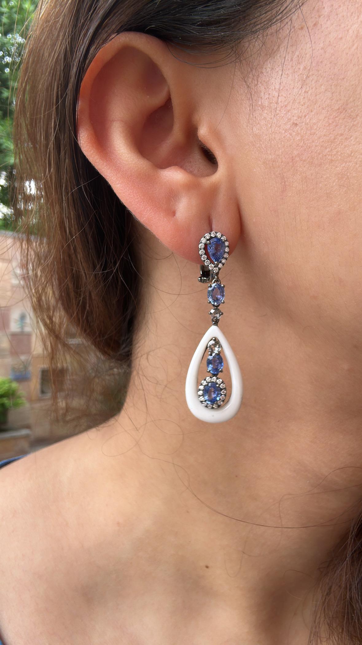 Ohrringe aus 18 Karat Schwarzgold, blaue Ceylon-Saphire, Onyx und Diamanten als Anhänger im Zustand „Neu“ im Angebot in Hong Kong, HK