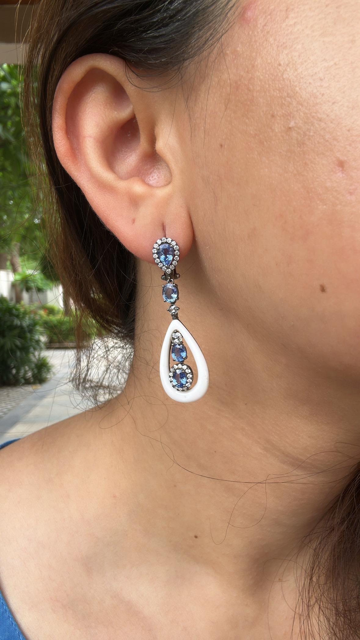 Ohrringe aus 18 Karat Schwarzgold, blaue Ceylon-Saphire, Onyx und Diamanten als Anhänger im Angebot 2