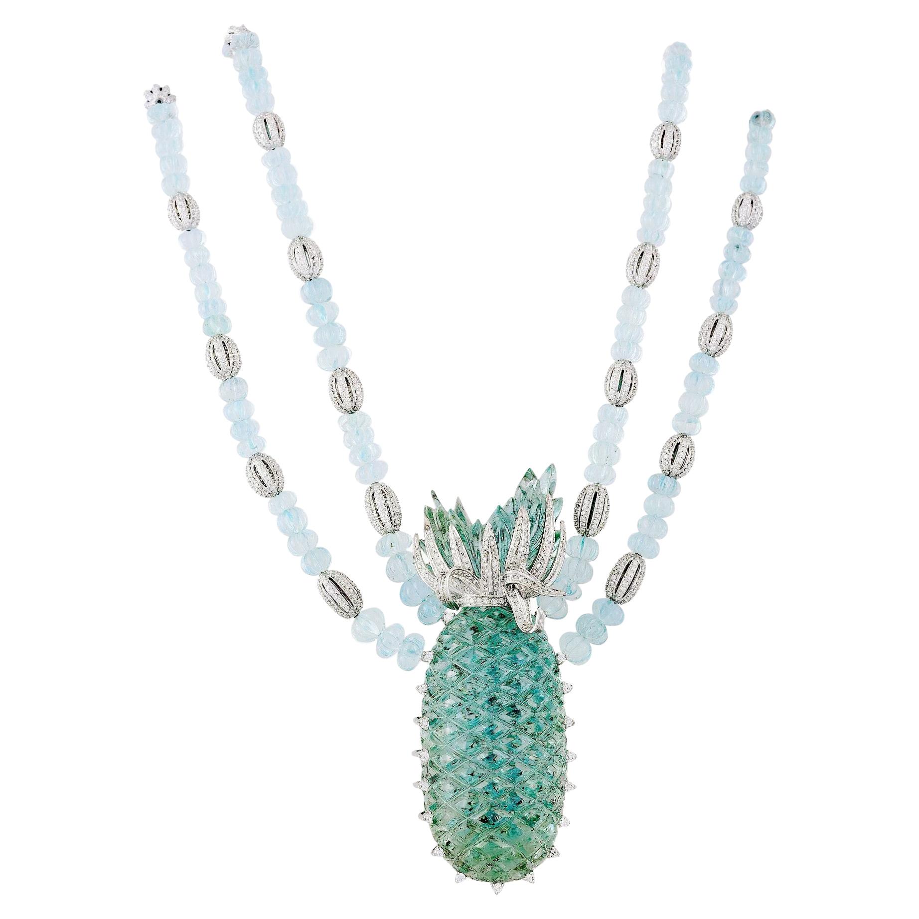 Collier à plusieurs rangs sculpté en aigue-marine sculptée 18 carats avec cordons et ananas