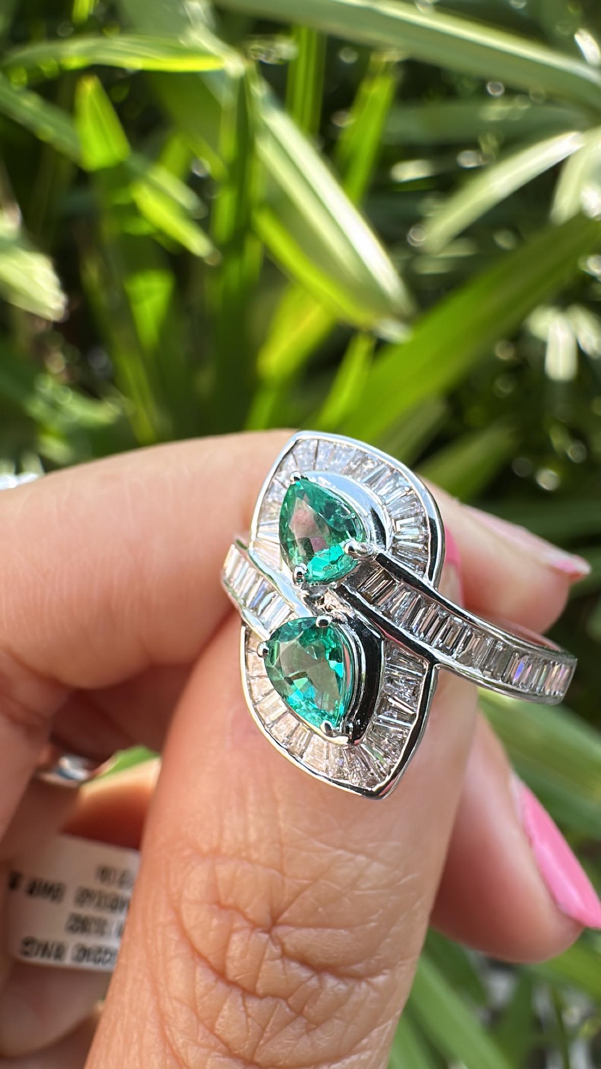 Women's or Men's Set in 18K Gold, 0.60 carats, Zambian Emerald & Tapered Diamonds Engagement Ring For Sale