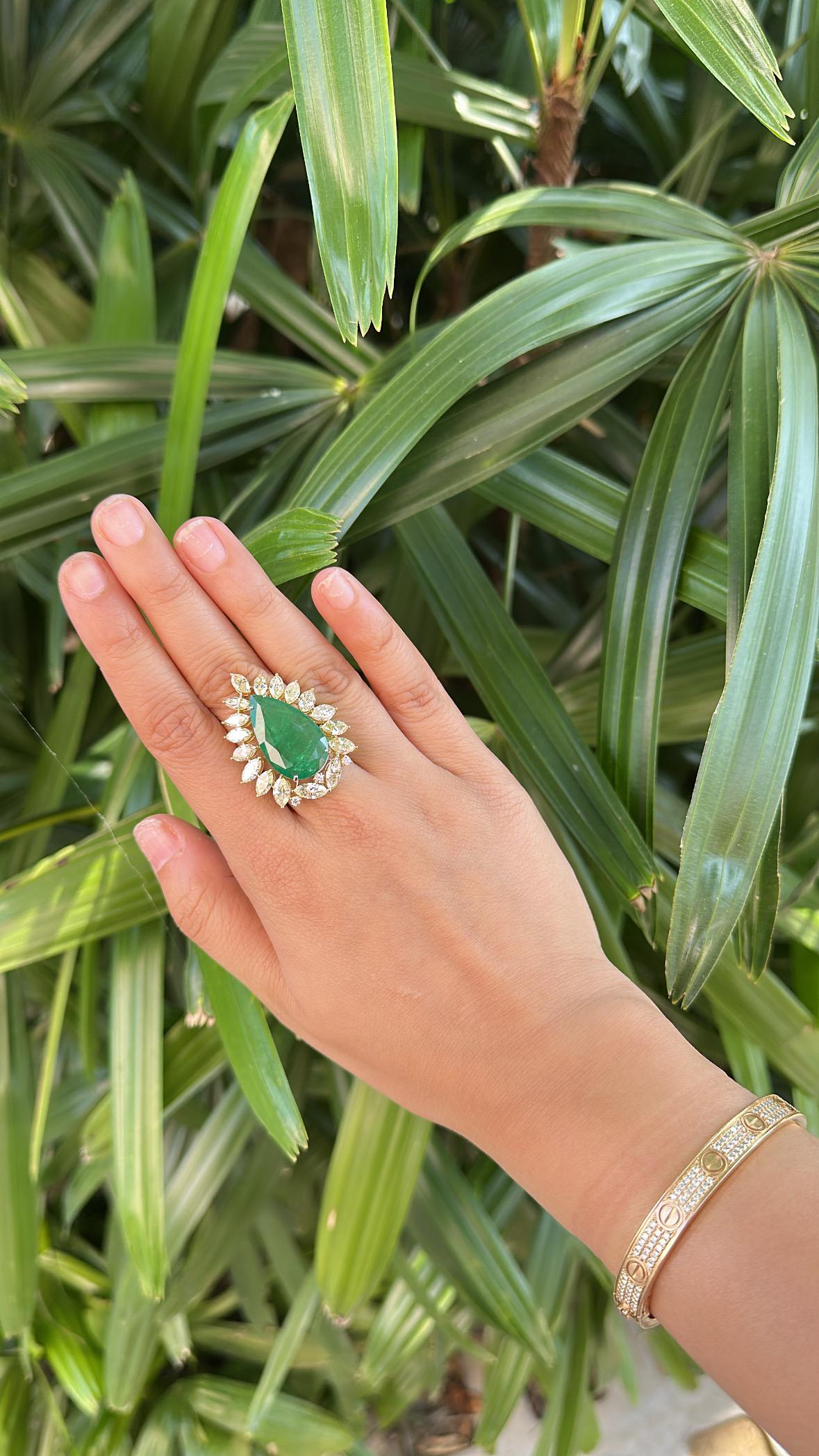 Anillo de compromiso en oro de 18 quilates, 10,13 quilates, esmeralda de Zambia y diamantes amarillos en venta 5