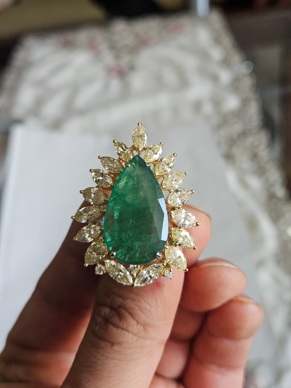 Un precioso anillo de compromiso de esmeralda de estilo moderno, engastado en oro de 18 quilates y diamantes naturales. El peso de la Esmeralda es de 10.13 quilates. La Esmeralda es completamente natural, sin ningún tratamiento y es de origen