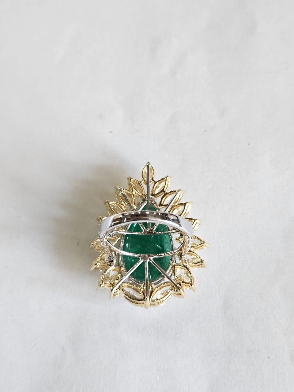 Anillo de compromiso en oro de 18 quilates, 10,13 quilates, esmeralda de Zambia y diamantes amarillos Moderno en venta