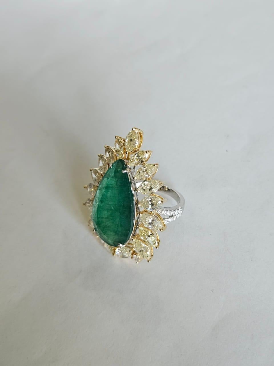 Anillo de compromiso en oro de 18 quilates, 10,13 quilates, esmeralda de Zambia y diamantes amarillos Corte pera en venta