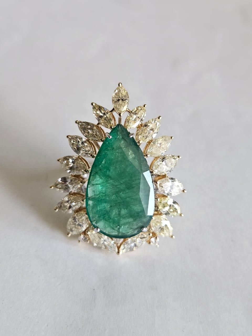 Anillo de compromiso en oro de 18 quilates, 10,13 quilates, esmeralda de Zambia y diamantes amarillos en Nuevo estado para la venta en Hong Kong, HK