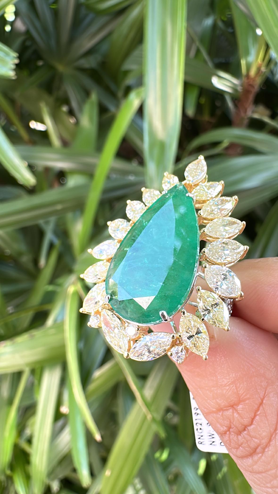 Femenino o masculino Anillo de compromiso en oro de 18 quilates, 10,13 quilates, esmeralda de Zambia y diamantes amarillos en venta