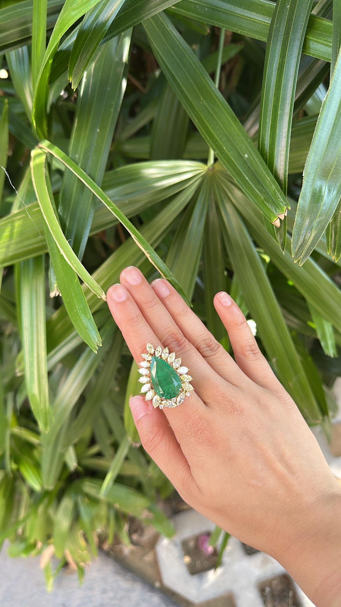 Anillo de compromiso en oro de 18 quilates, 10,13 quilates, esmeralda de Zambia y diamantes amarillos en venta 1