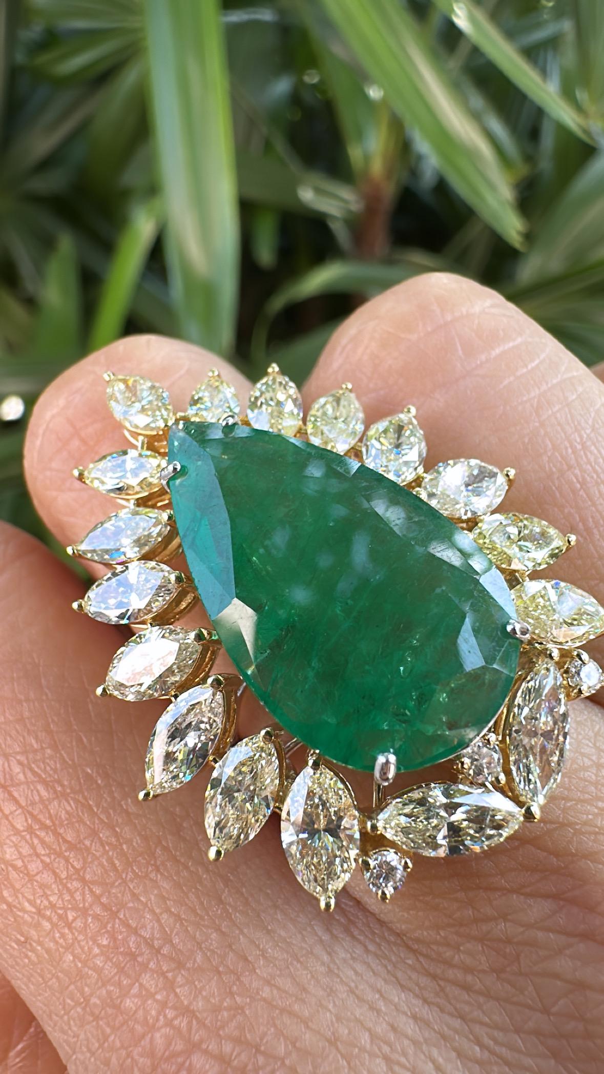 Anillo de compromiso en oro de 18 quilates, 10,13 quilates, esmeralda de Zambia y diamantes amarillos en venta 2