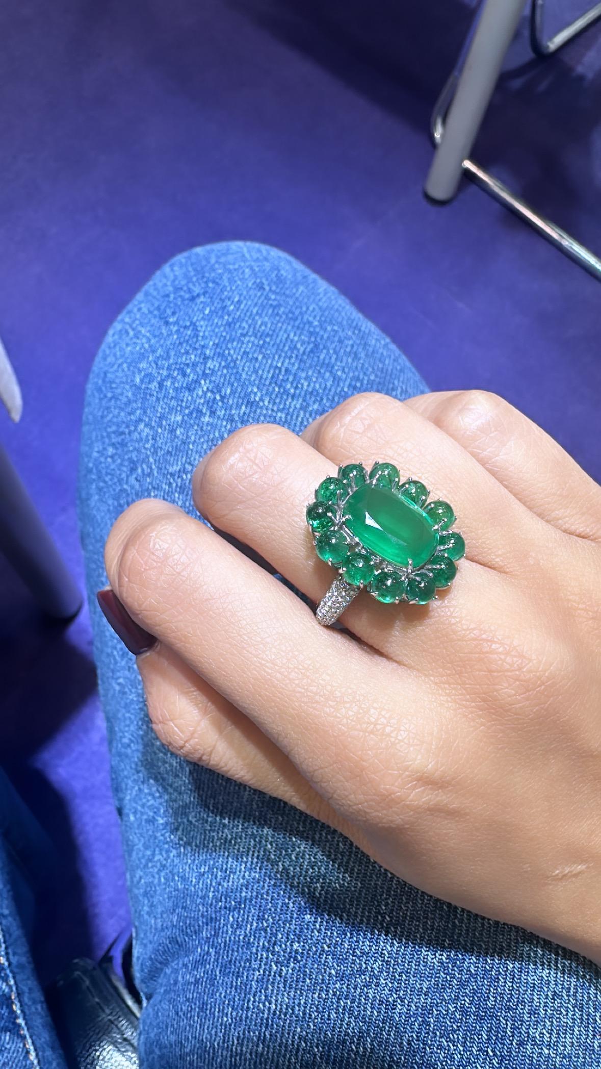 Women's or Men's Set in 18K Gold, 10.16 carats, natural Zambian Emerald & Diamonds Cocktail Ring For Sale