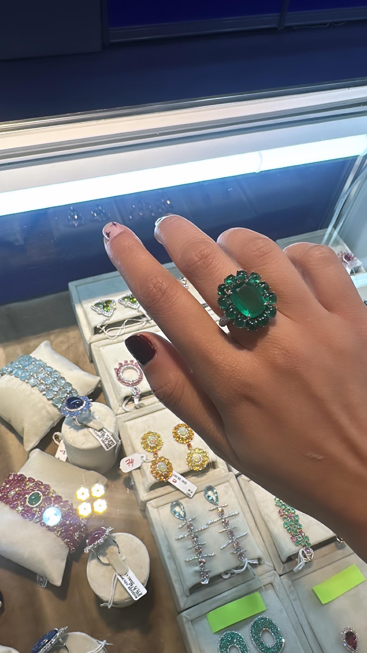 Set in 18K Gold, 10.16 carats, natural Zambian Emerald & Diamonds Cocktail Ring For Sale 1